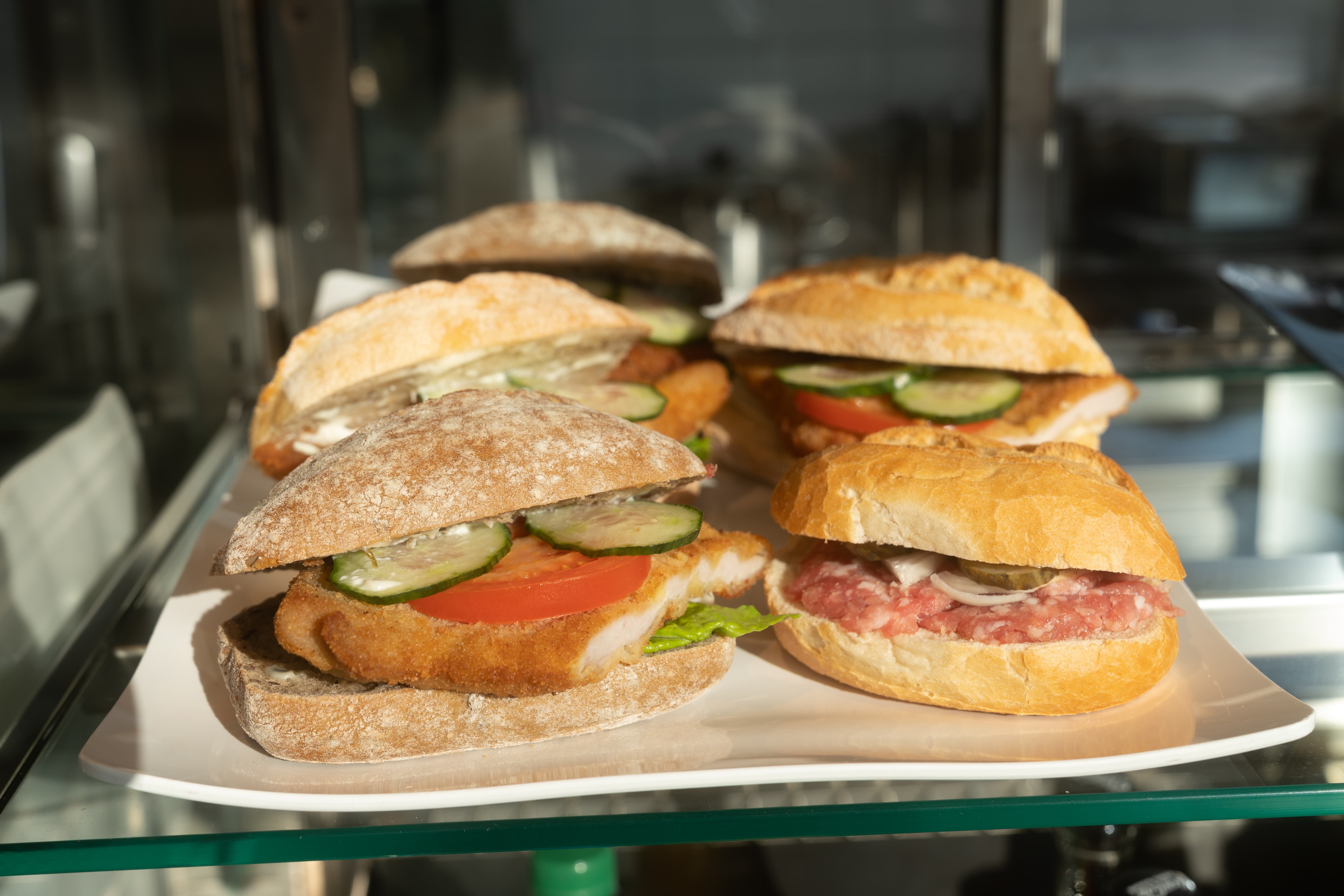 Ein Tablett mit belegten Brötchen mit Schnitzel und Mett.