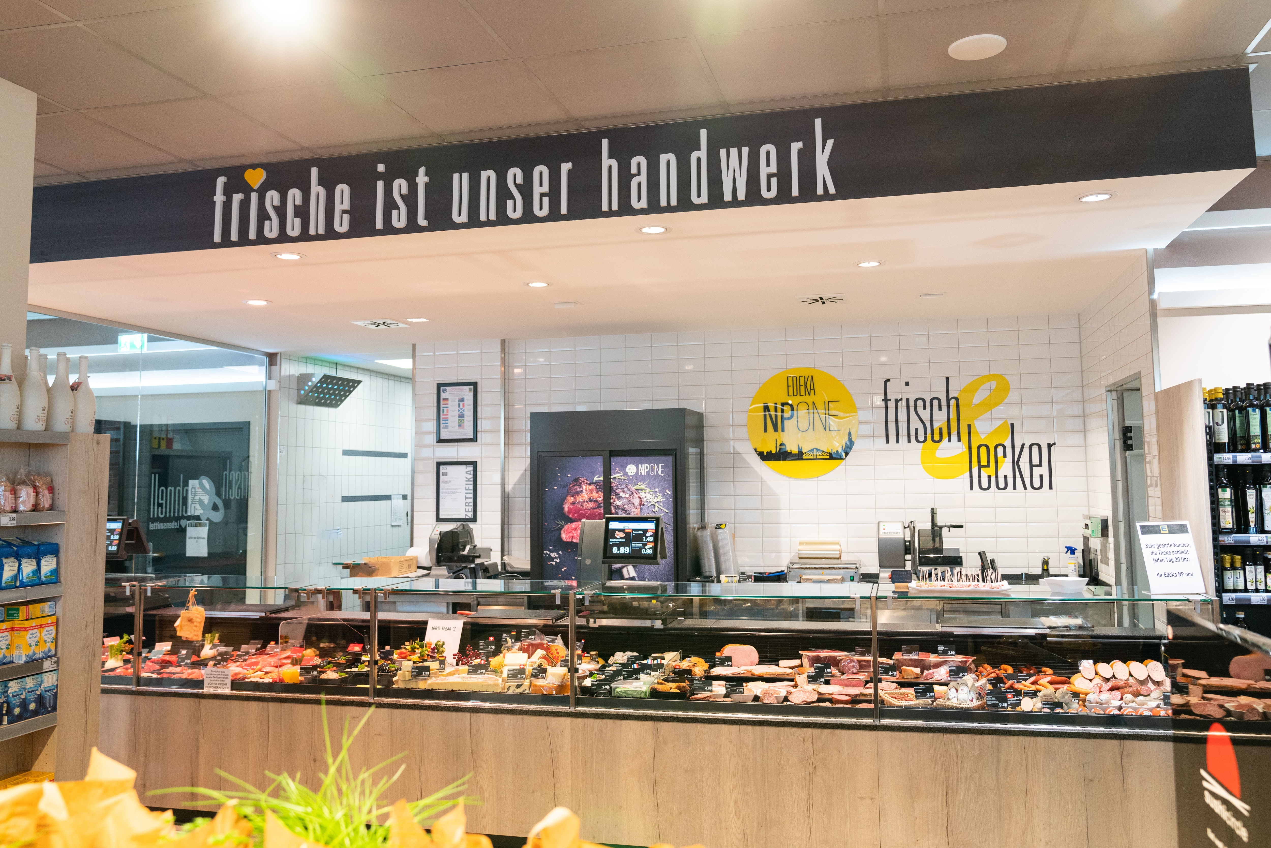 Frischetheke bei EDEKA NPONE. An der Wand steht frisch und lecker.