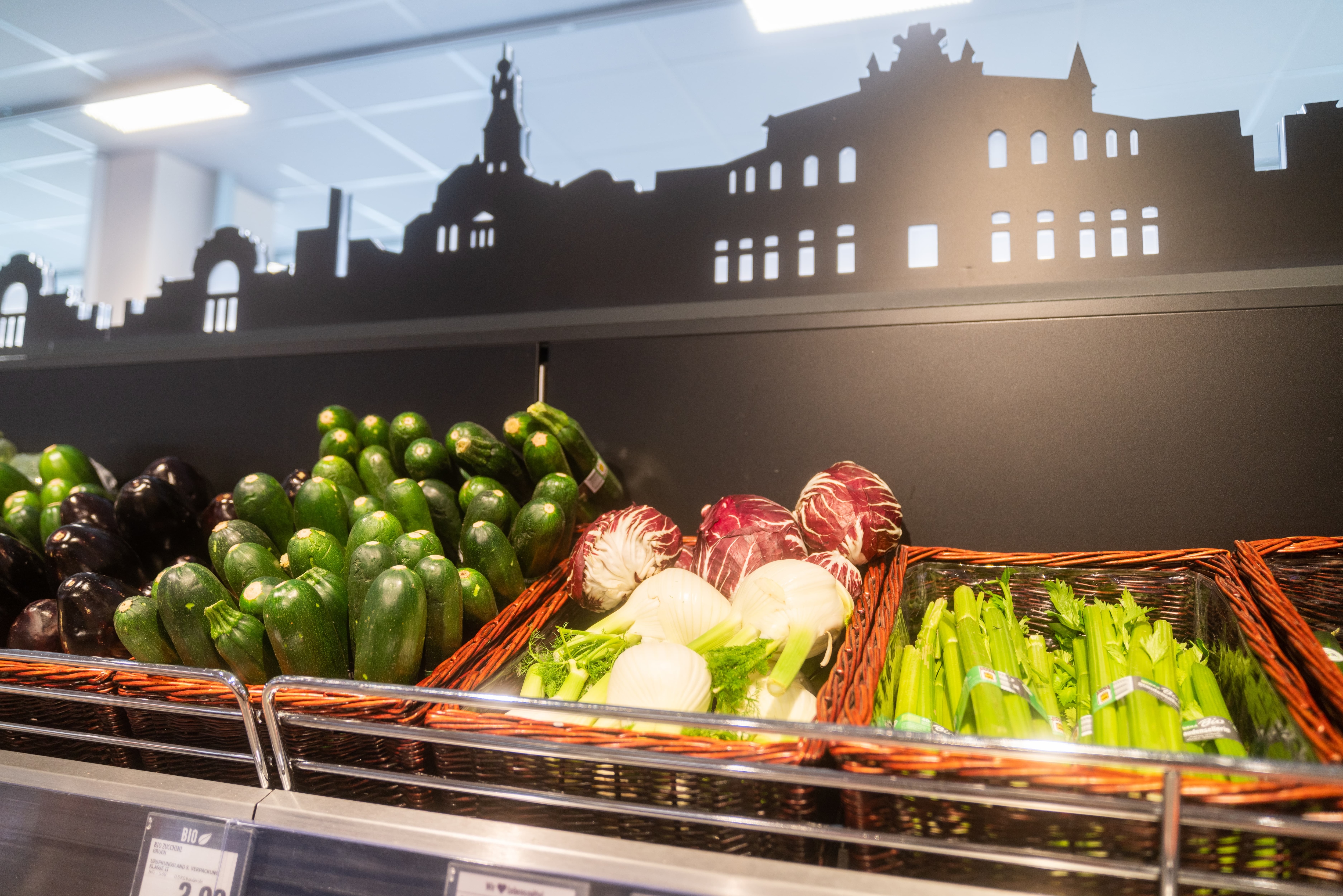 Gemüsekörbe mit Auberginen, Zucchini, Chicoree und Staudensellerie.