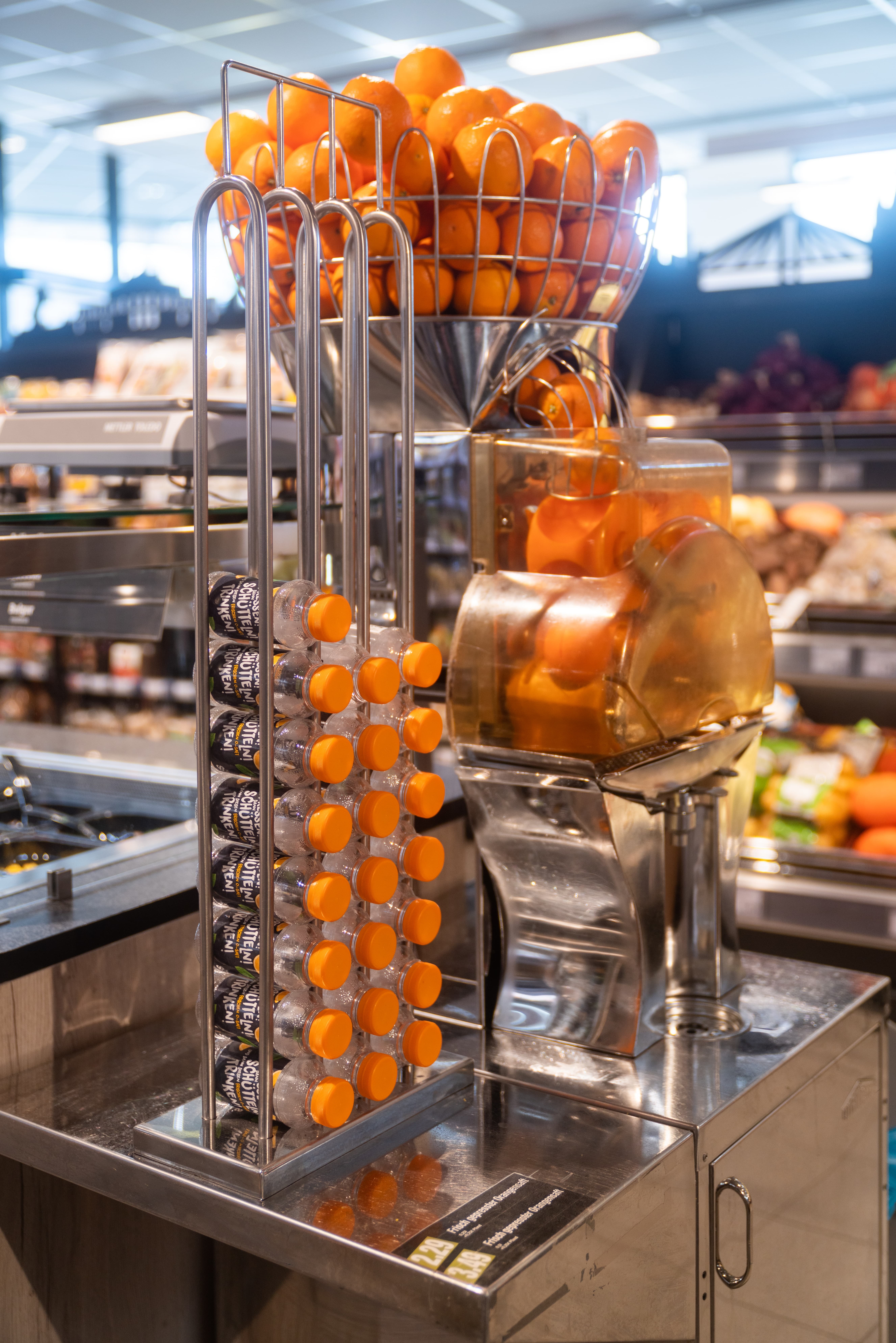 Eine Pressmaschine für frischen Orangensaft.