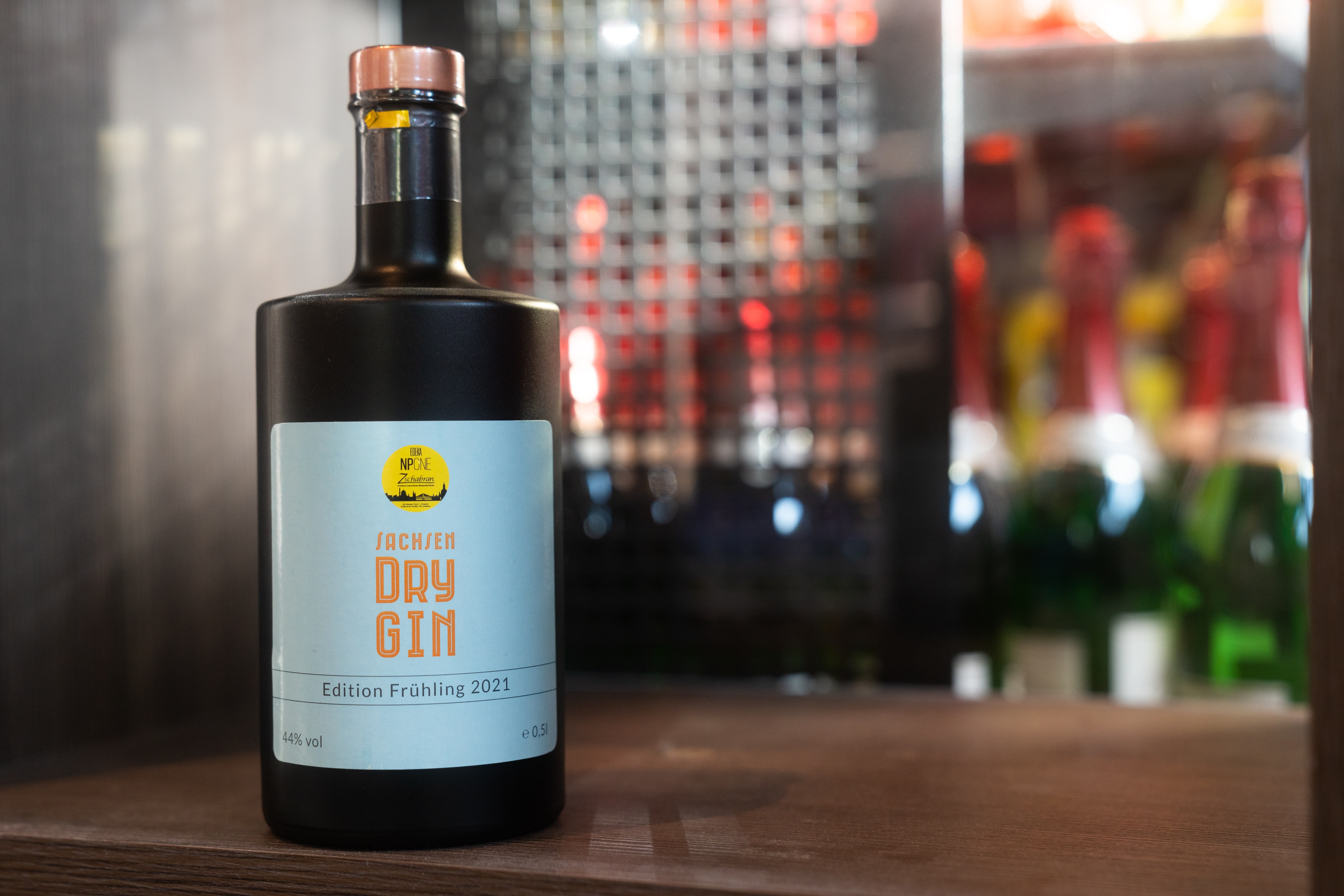 Eine dunkle 0,5-Literflasche mit blauem Etikett: Sachsen Dry Gin Edition Frühling 2021.