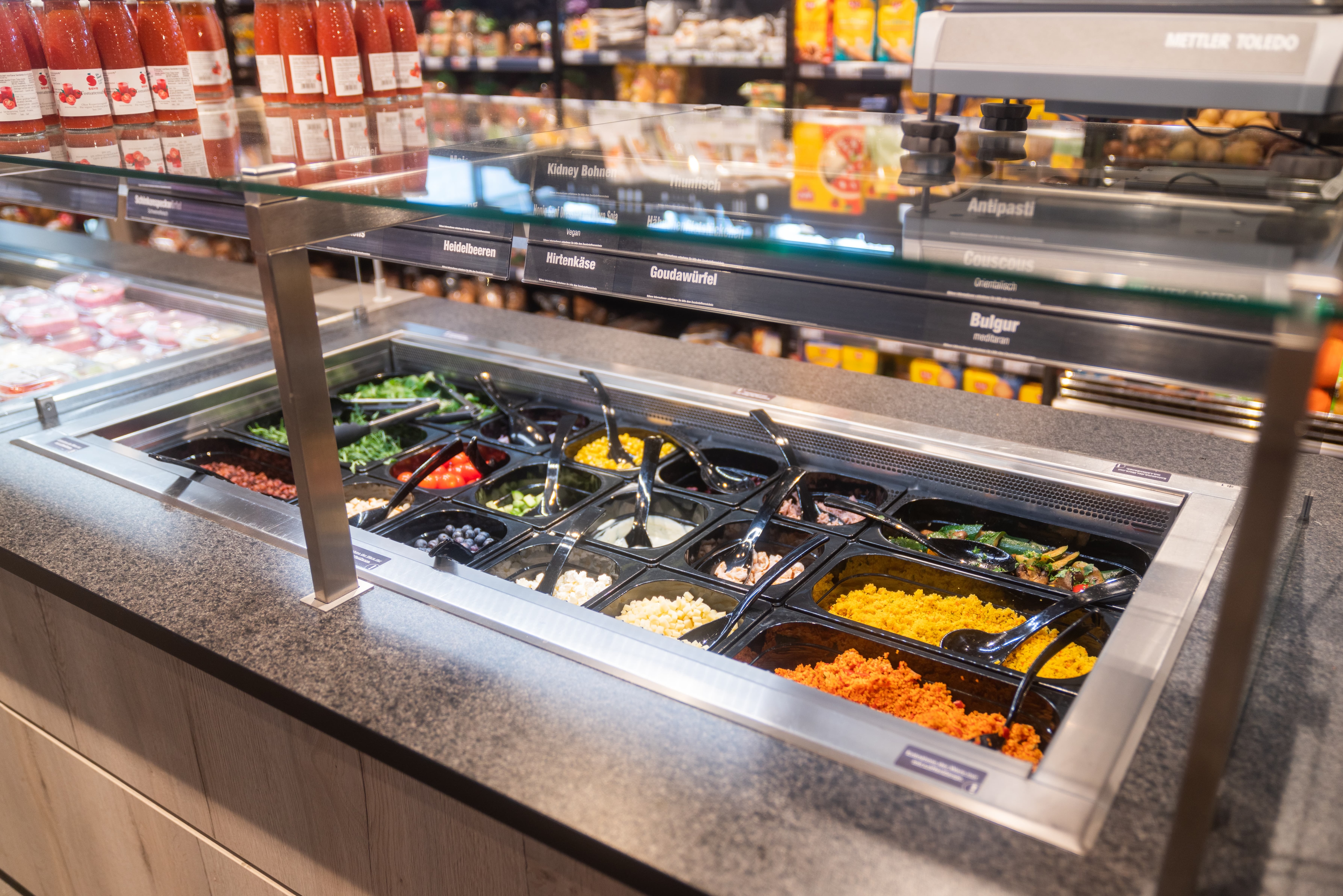 Salatbar zur Selbstbedienung im EDEKA-Markt.