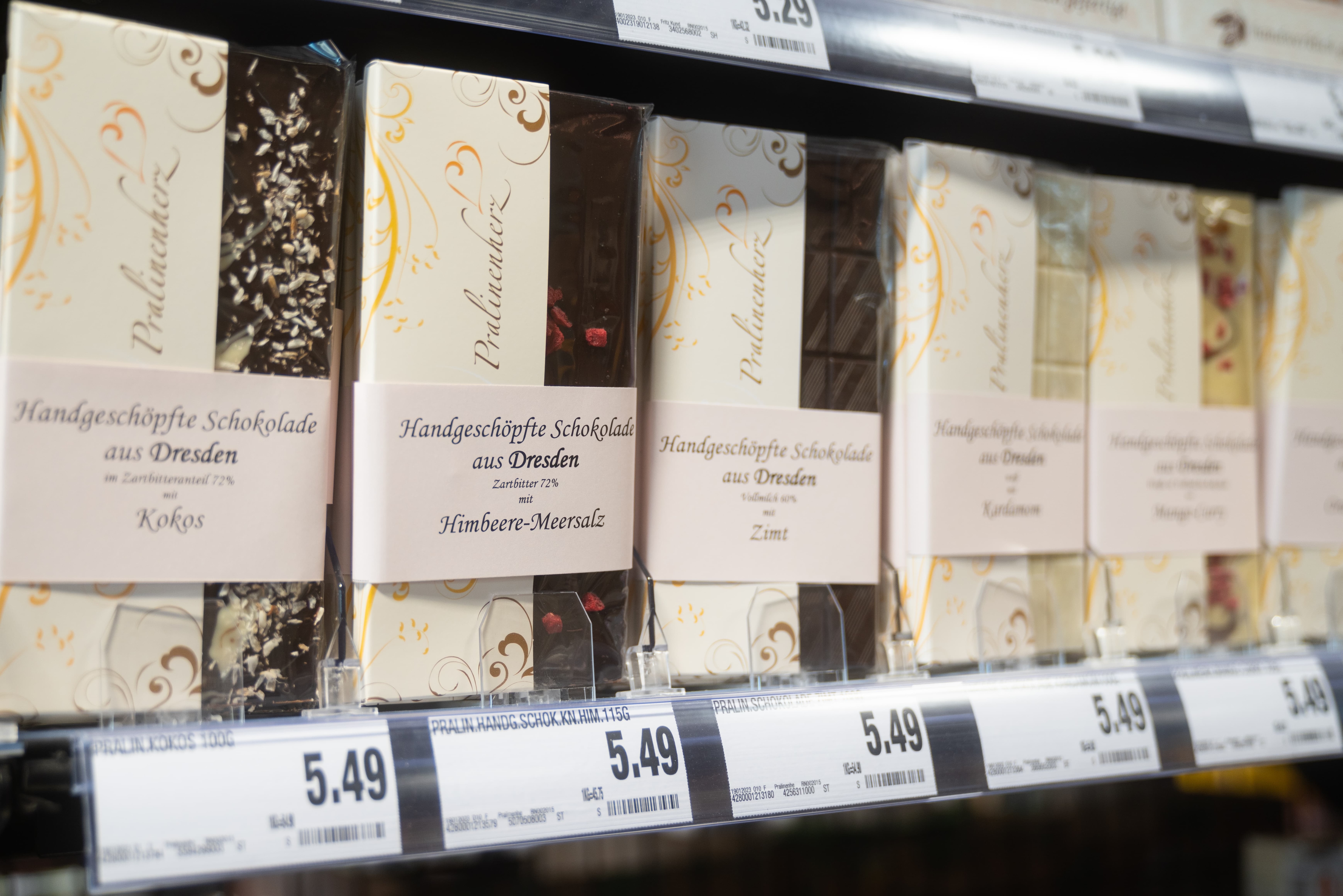 Verschiedene Sorten Handgeschöpfte Schokolade aus Dresden.