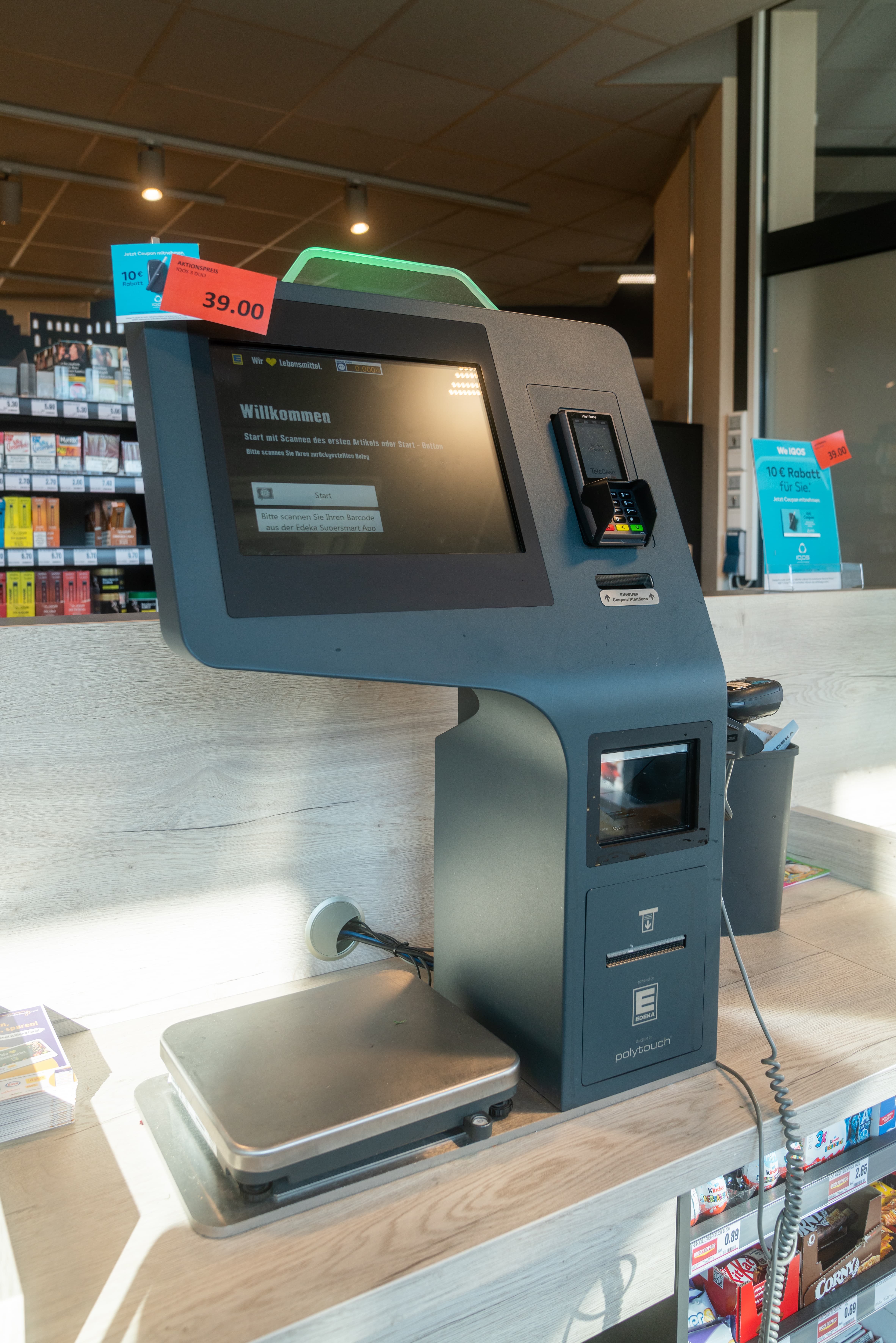 Selbstbedienungskasse mit Waage und Scanner.