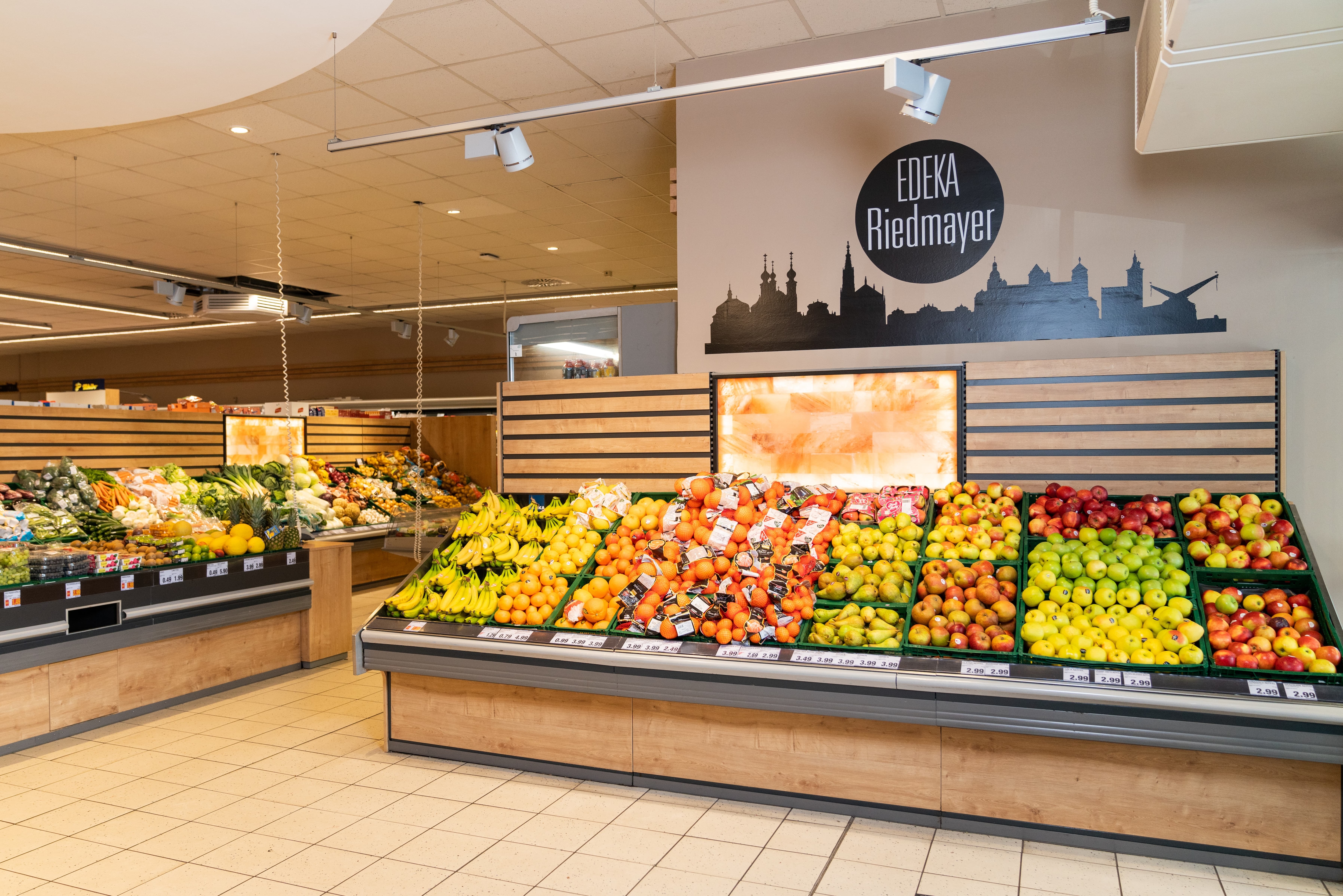 Obstabteilung bei EDEKA Riedmayer mit Bananen, Orangen, Birnen und Äpfeln.