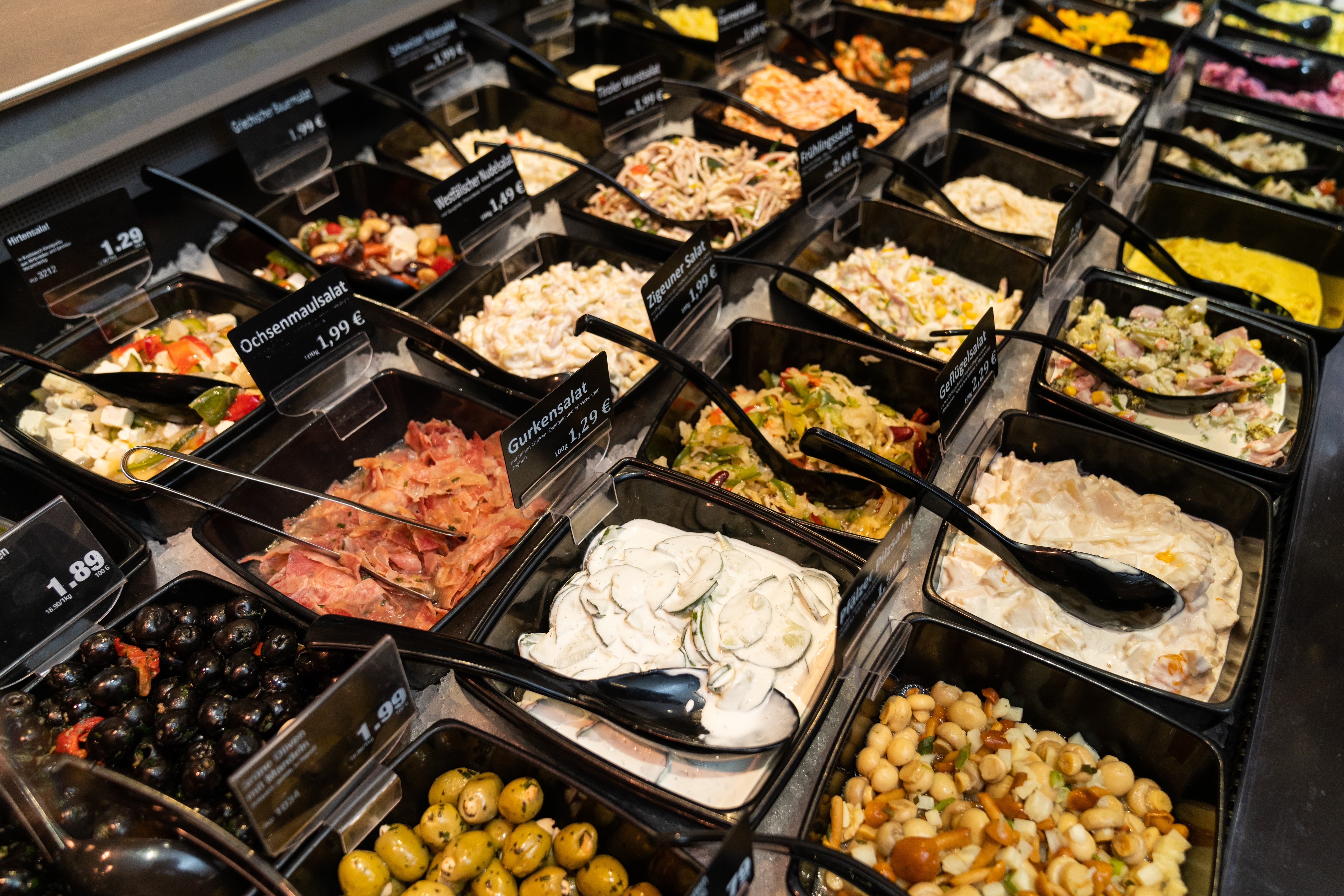 Salate in der Frischetheke.