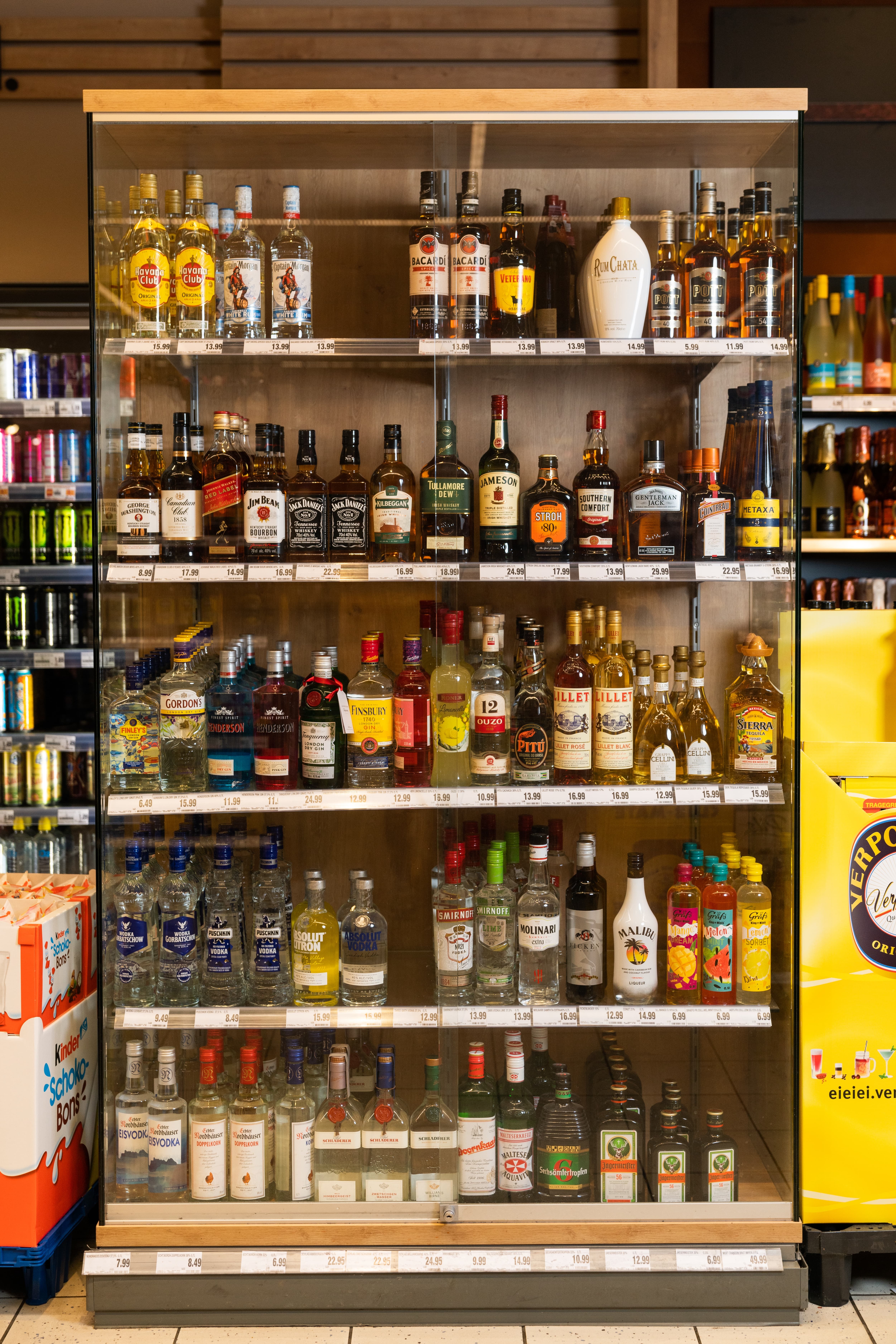 Abschließbare Glasvitrine mit Spirituosen.