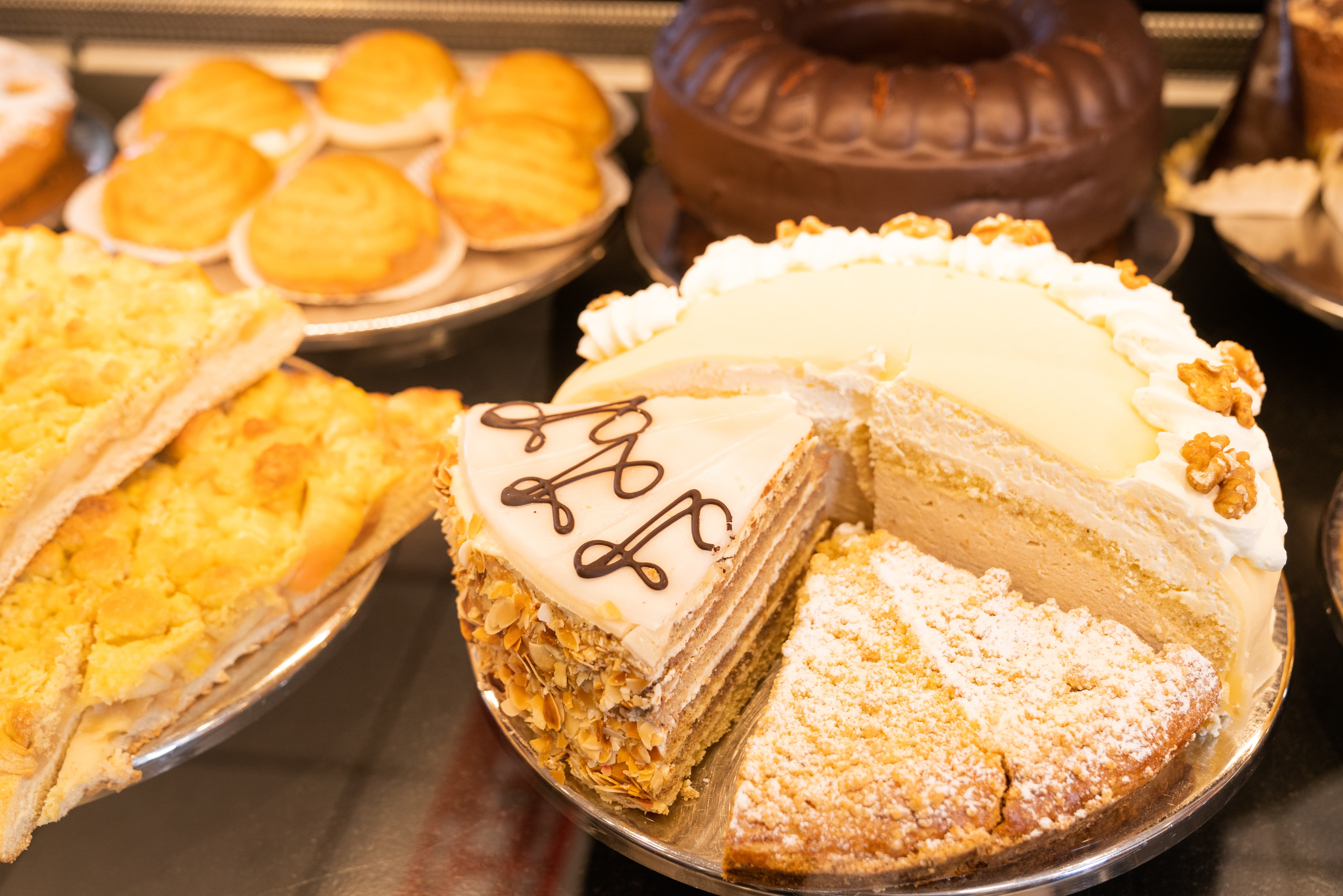 Tortenstücke auf einem silbernen Teller.