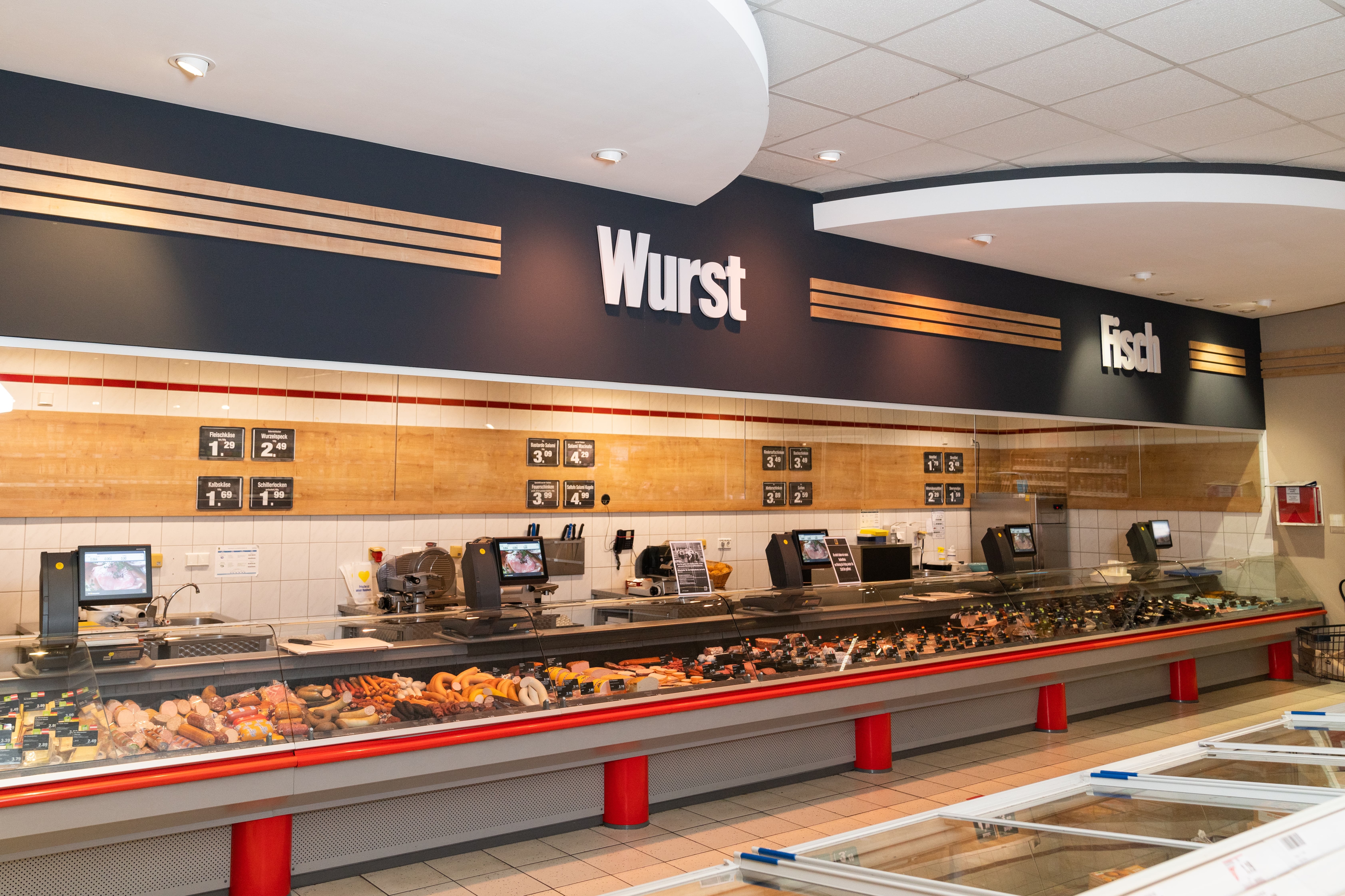 Über der Fischetheke stehen die Wörter Wurst und Fisch.