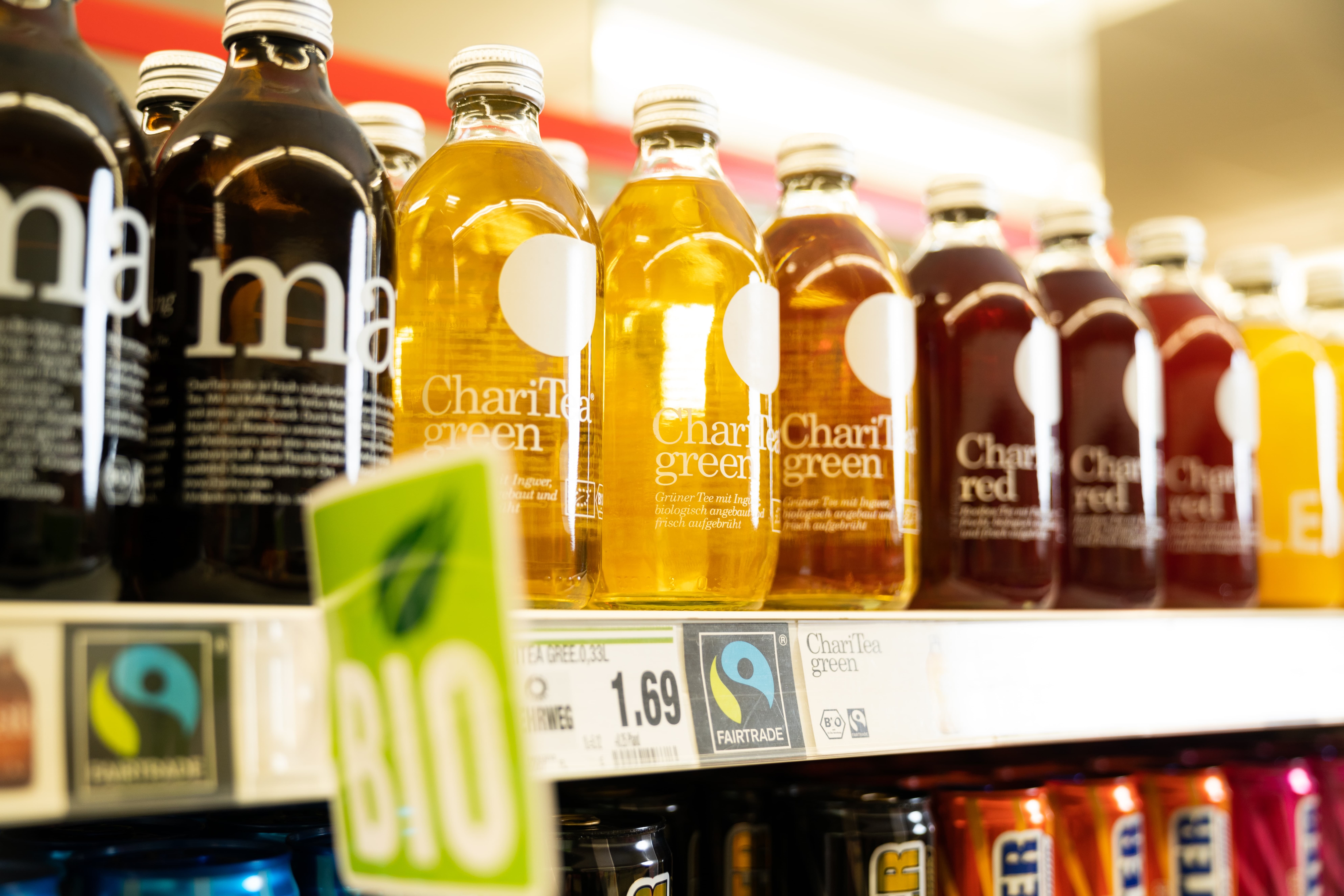 Limoanden der Marke ChariTea in einem Regal. Neben dem Preisschild ist ein Fairtrade-Sticker.