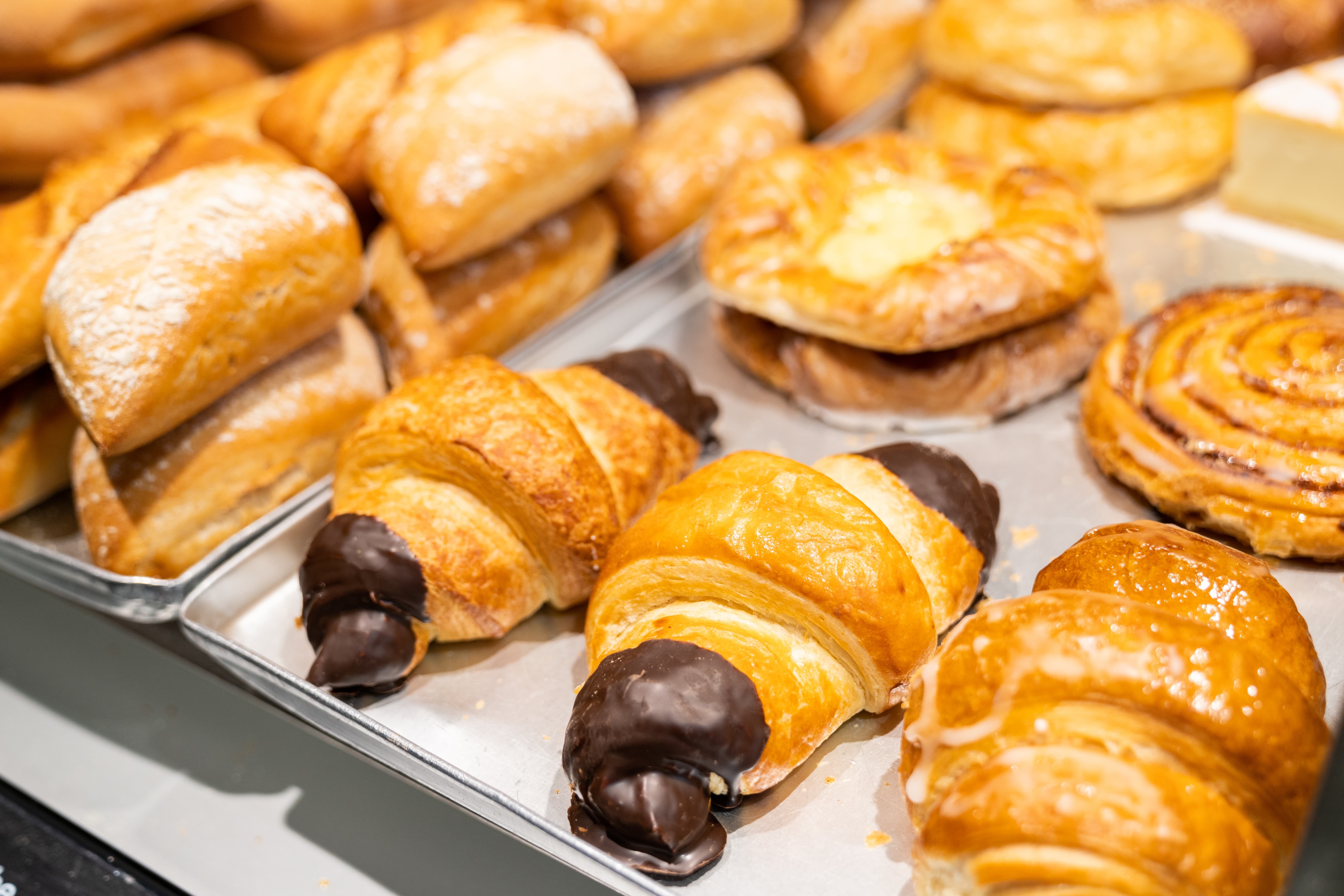 Croissants mit Schokoecken auf einem Silbertablett.