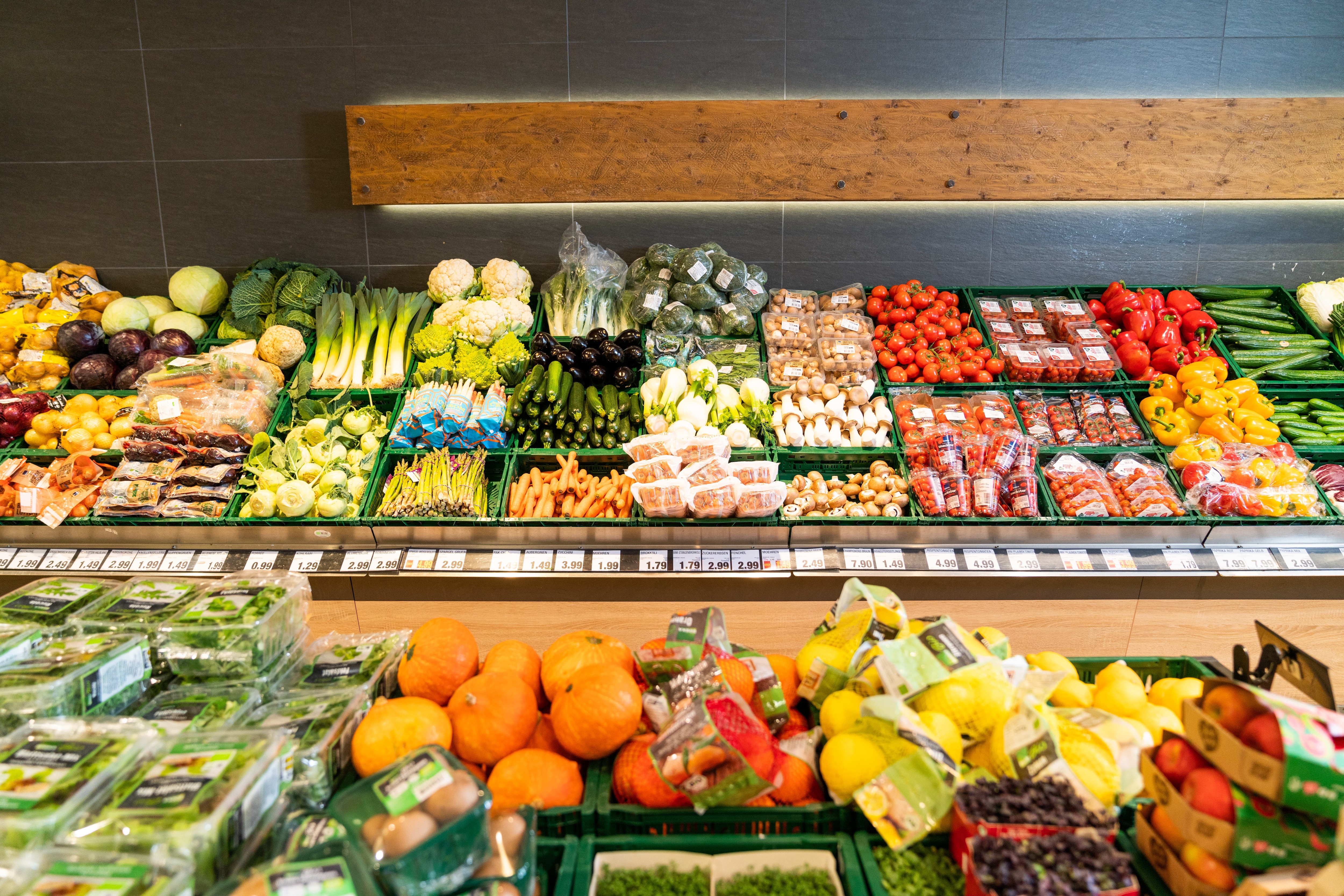 Gemüseregal im EDEKA-Markt.