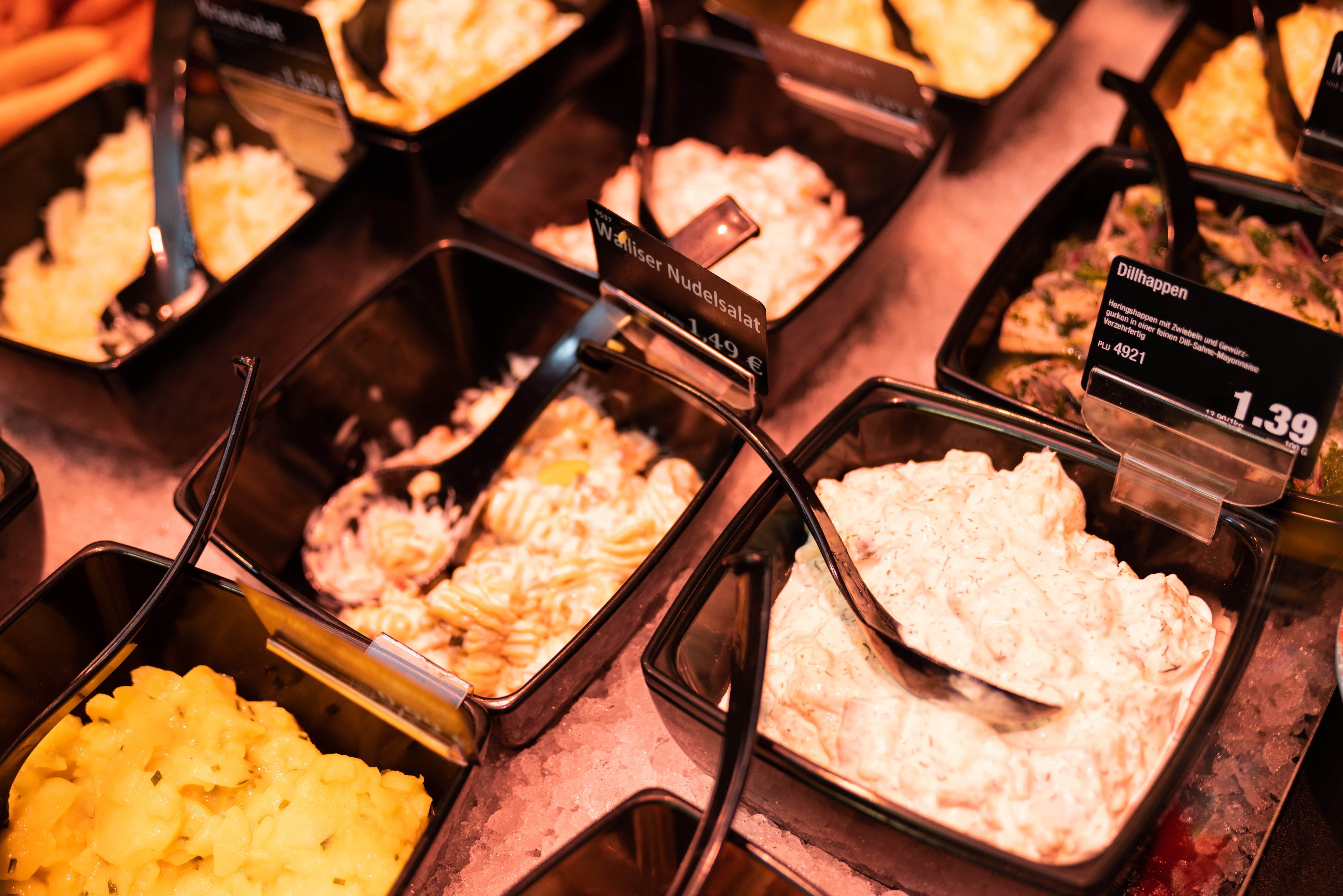 Salate in der Frischetheke.