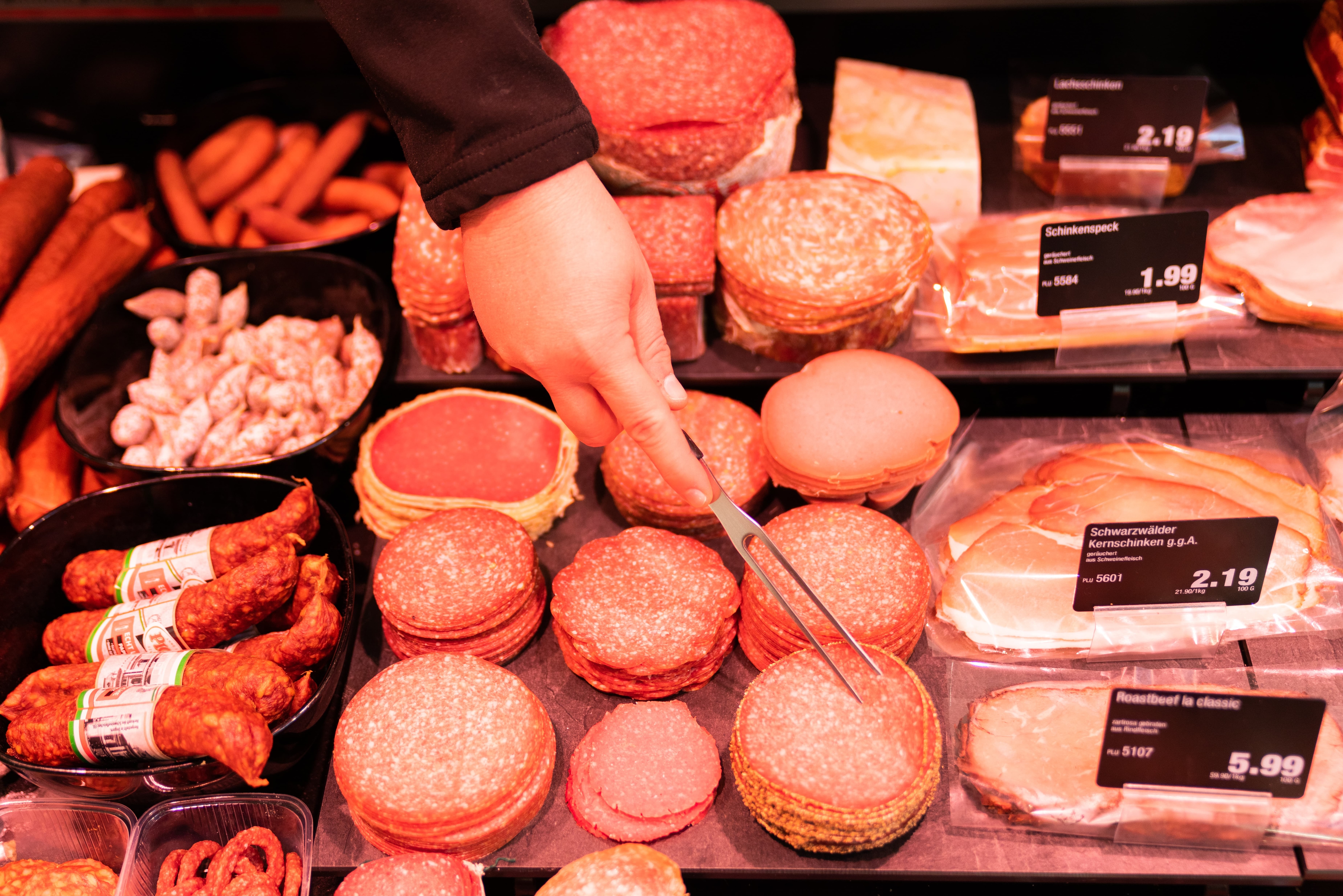 Salami und Schinkenaufschnitt in der Frischetheke.