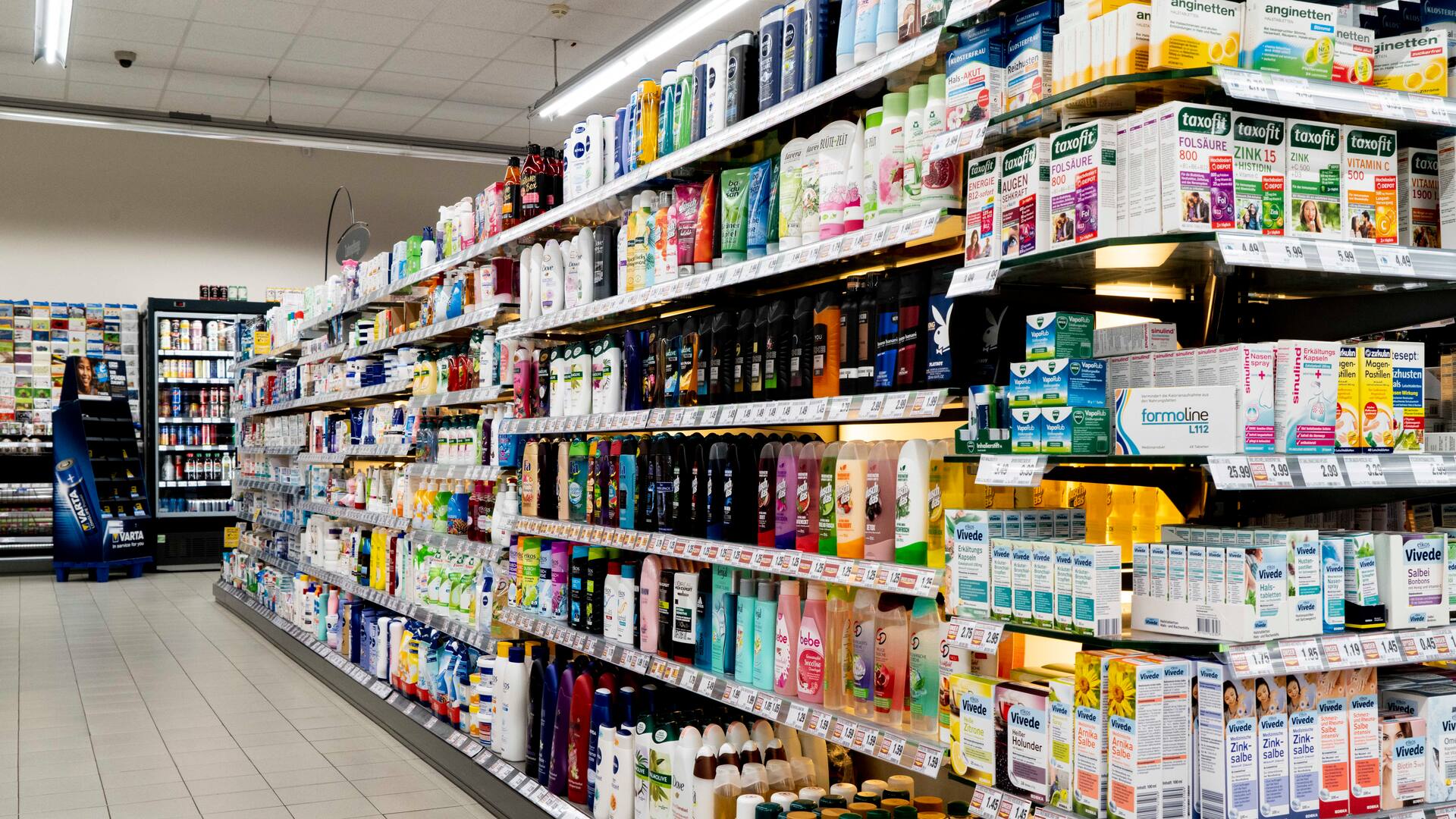 Ein Regal mit Drogerieprodukten.