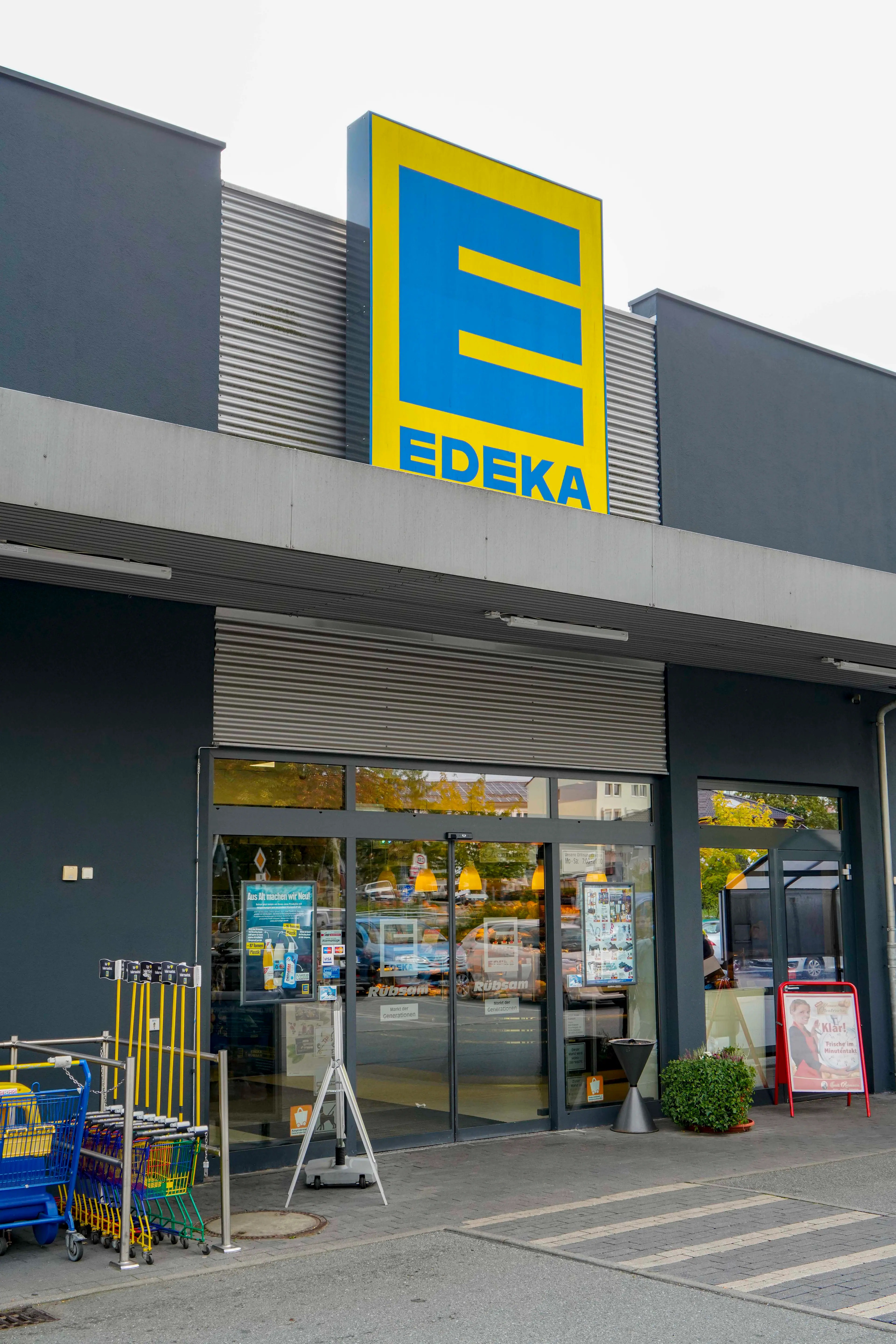 Die Außenansicht des Eingangsbereichs eines EDEKA-Marktes.