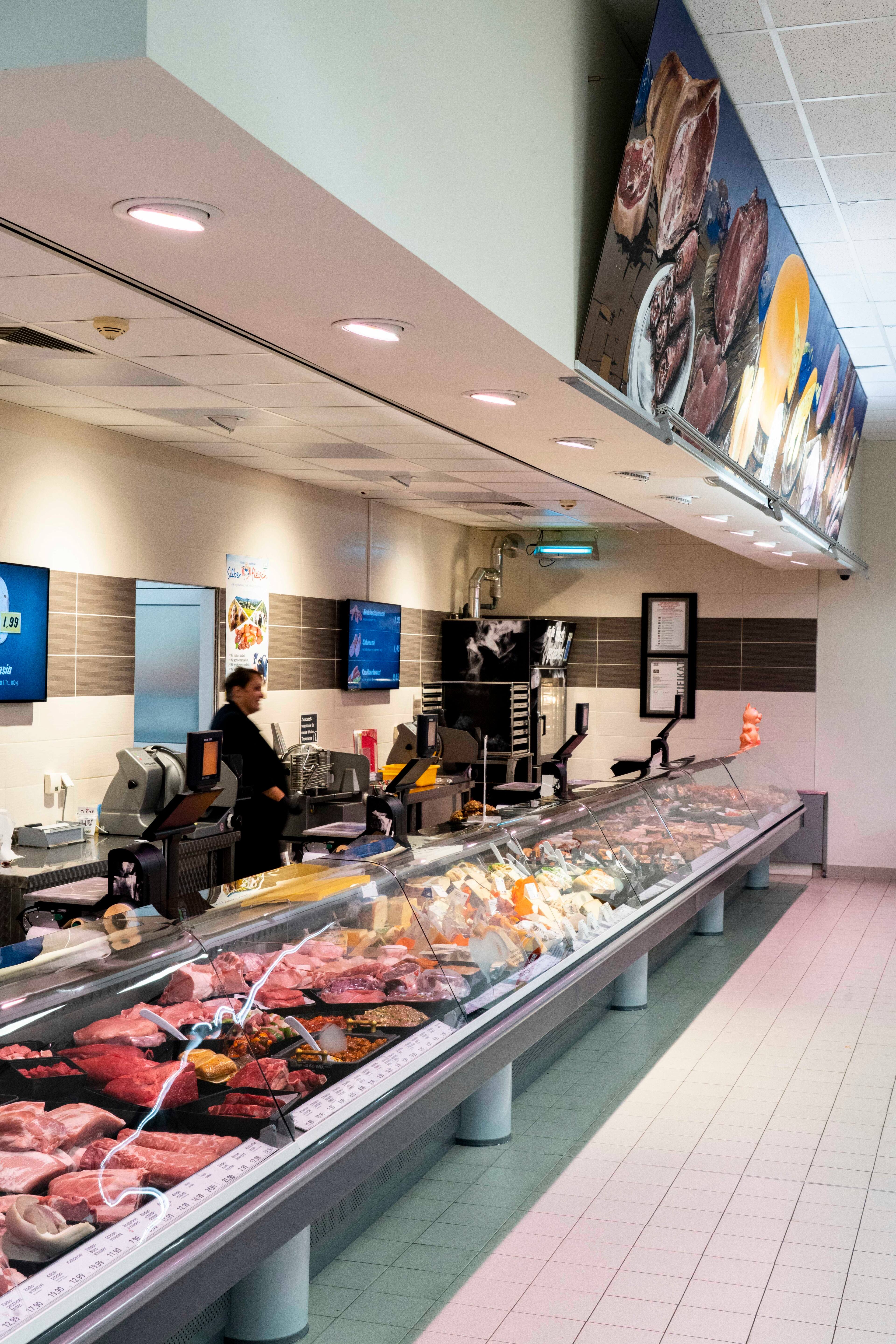 Die Bedientheke eines EDEKA-Marktes.