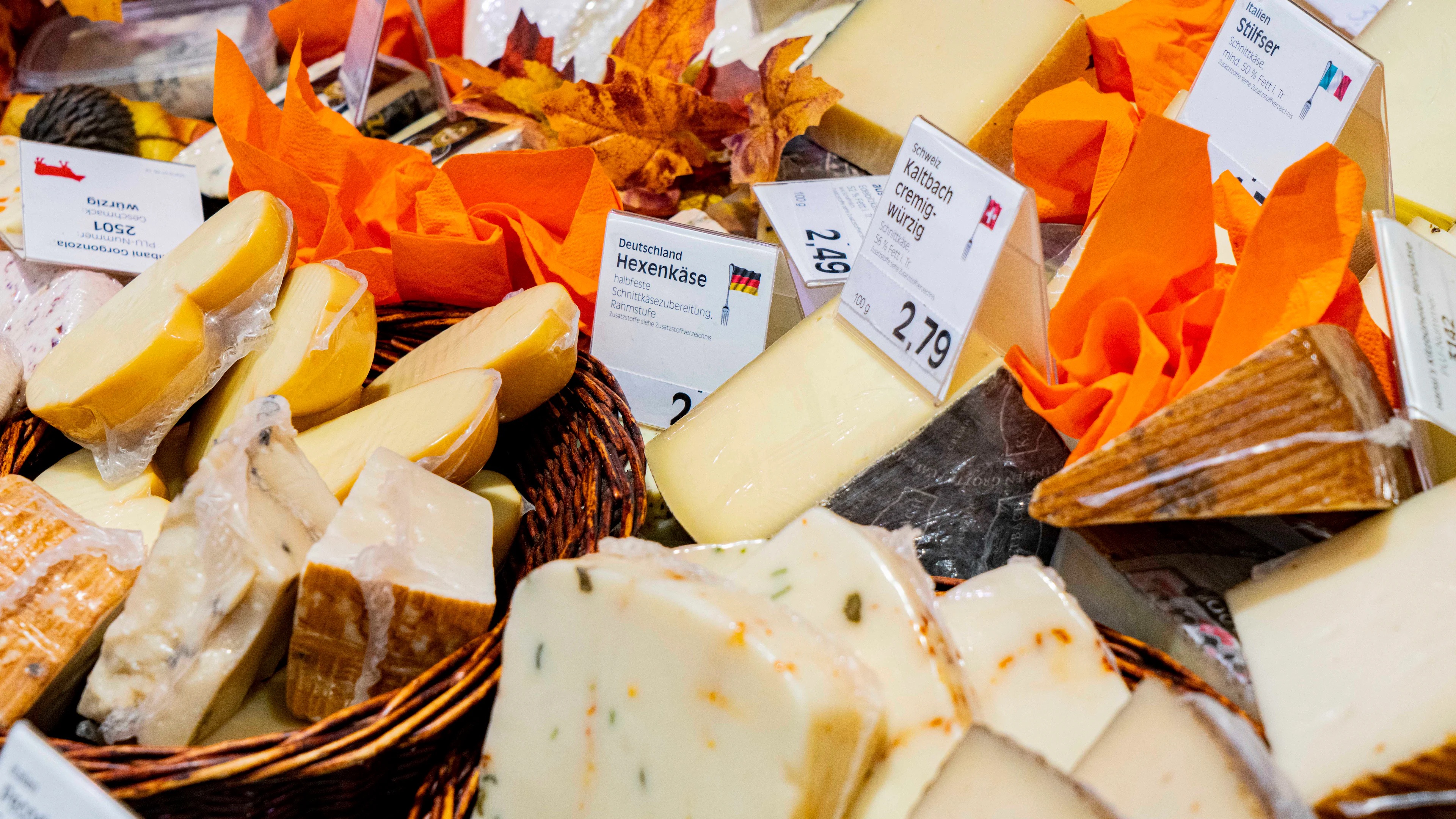 Nahaufnahme der Auslage einer Käsetheke.
