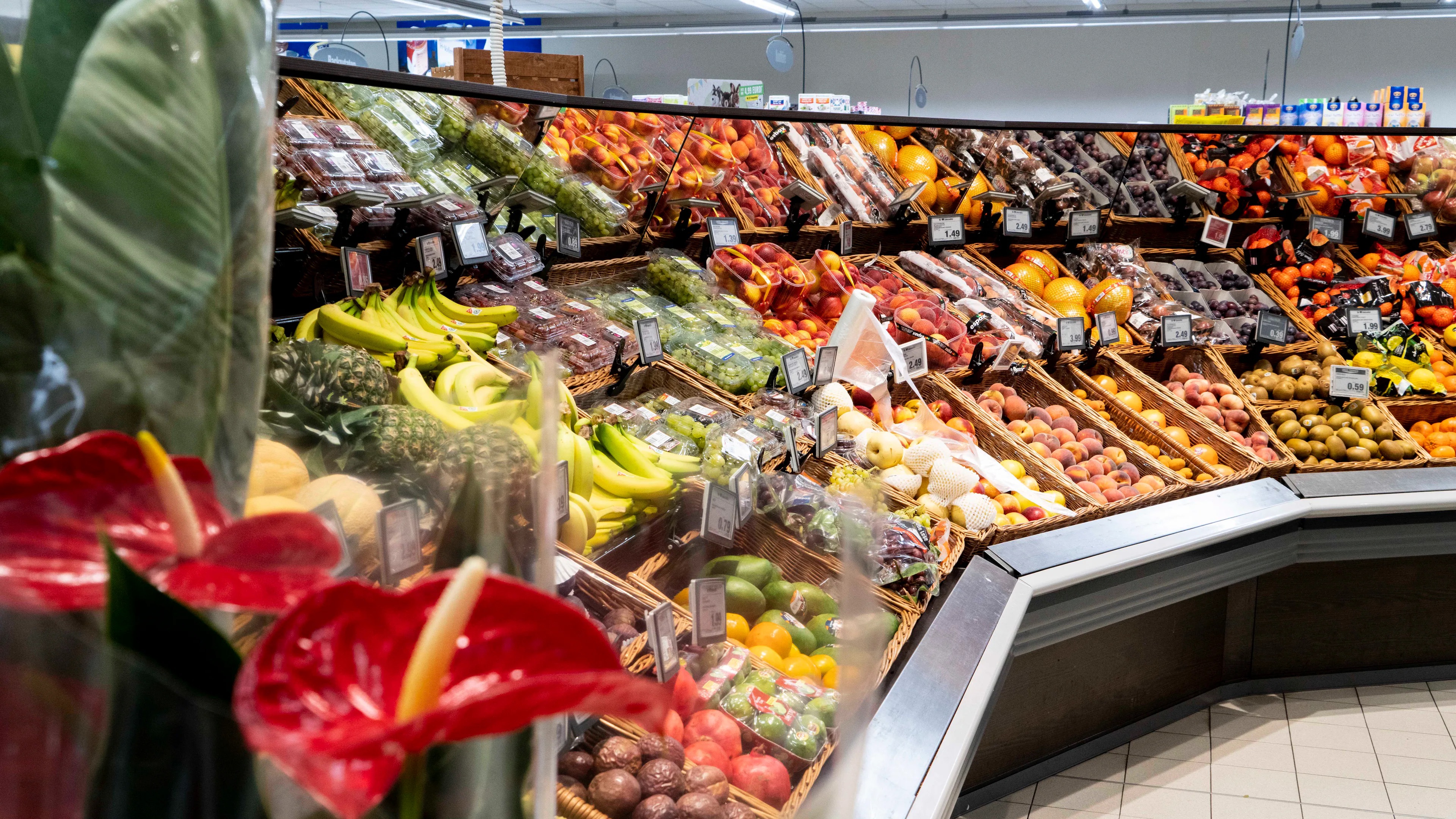 Die Obstabteilung eines EDEKA-Marktes.