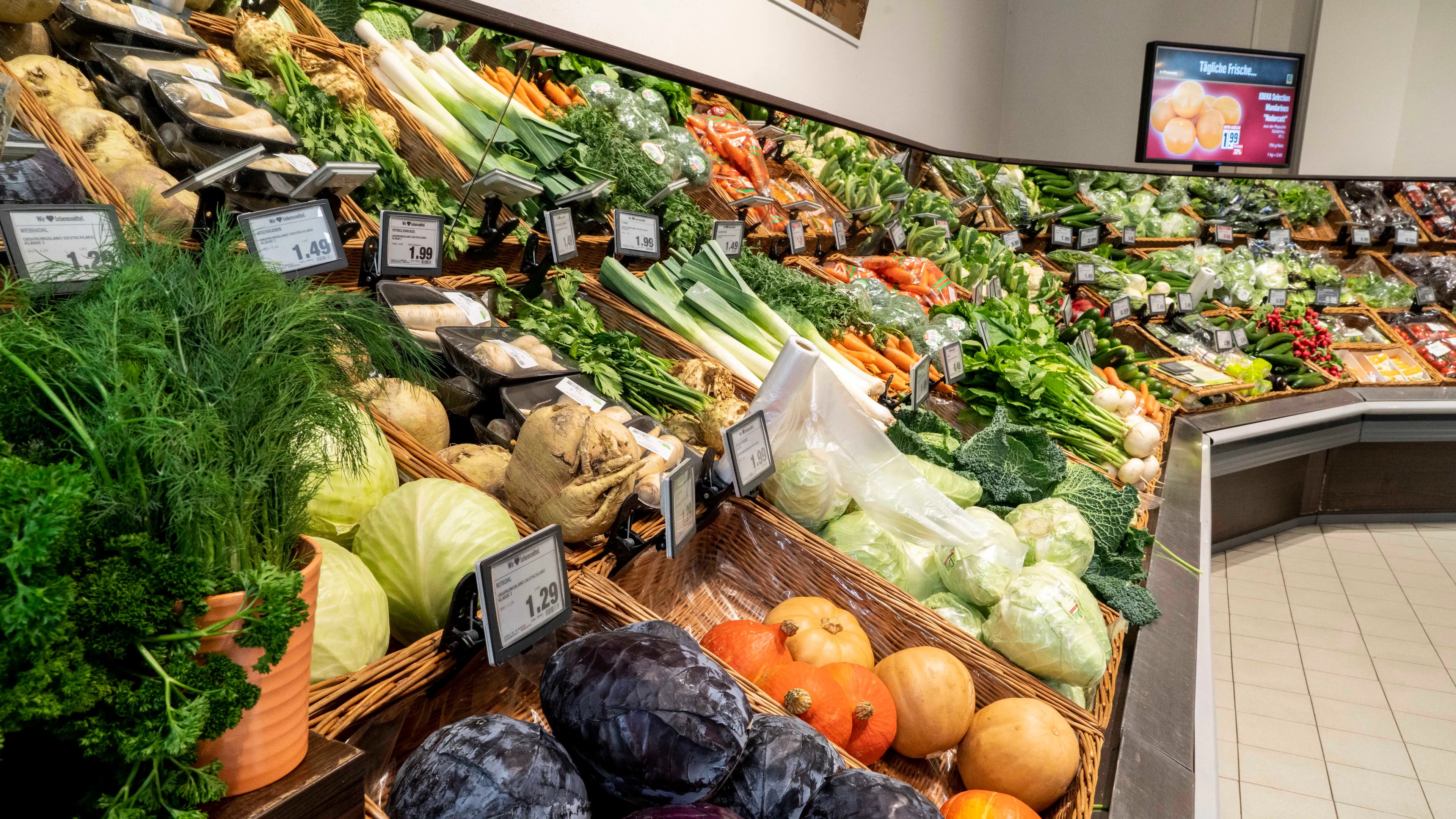 Die Gemüseabteilung eines EDEKA-Marktes.