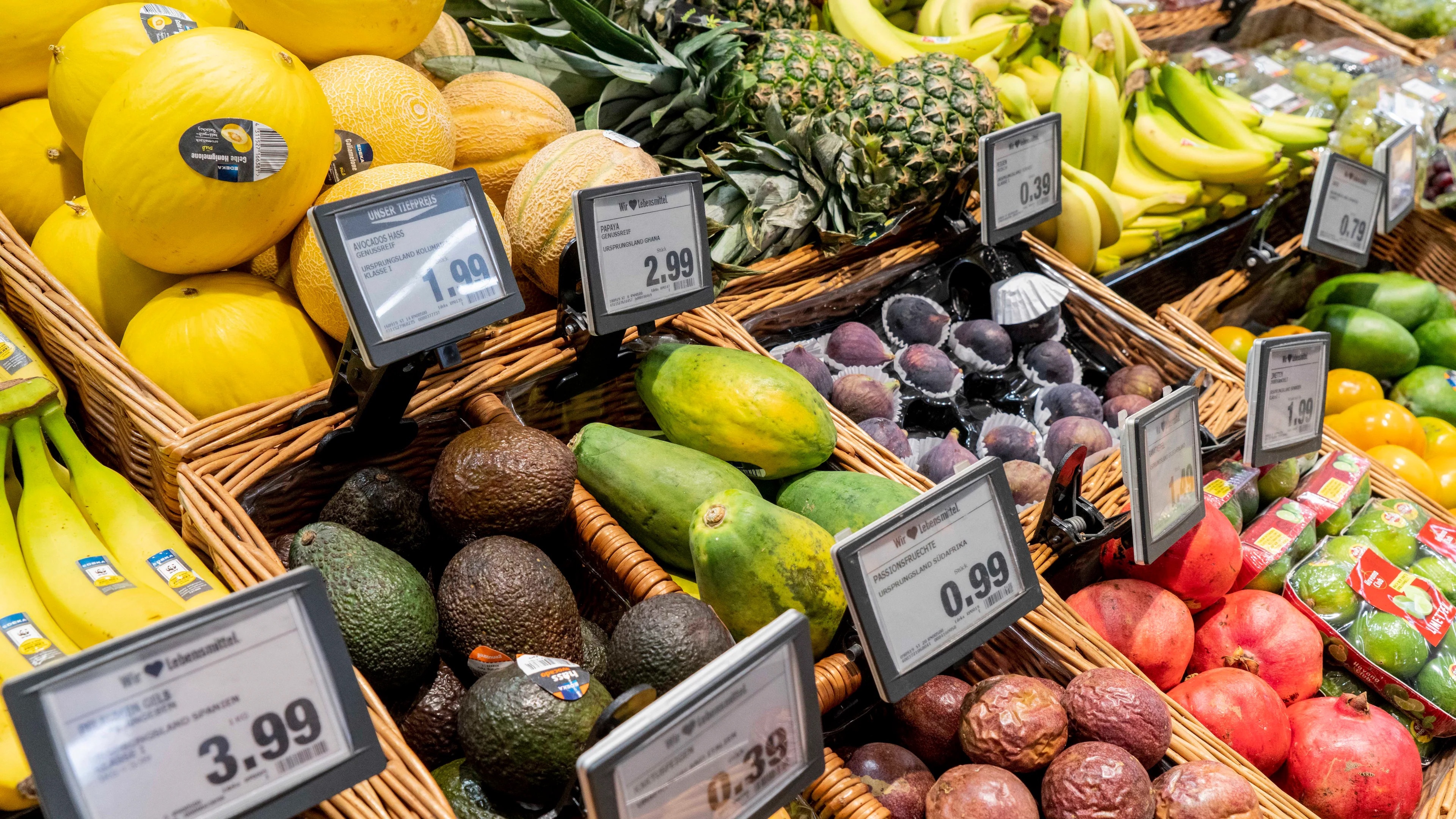 Ausschnitt der Auslage einer Obst- und Gemüseabteilung.
