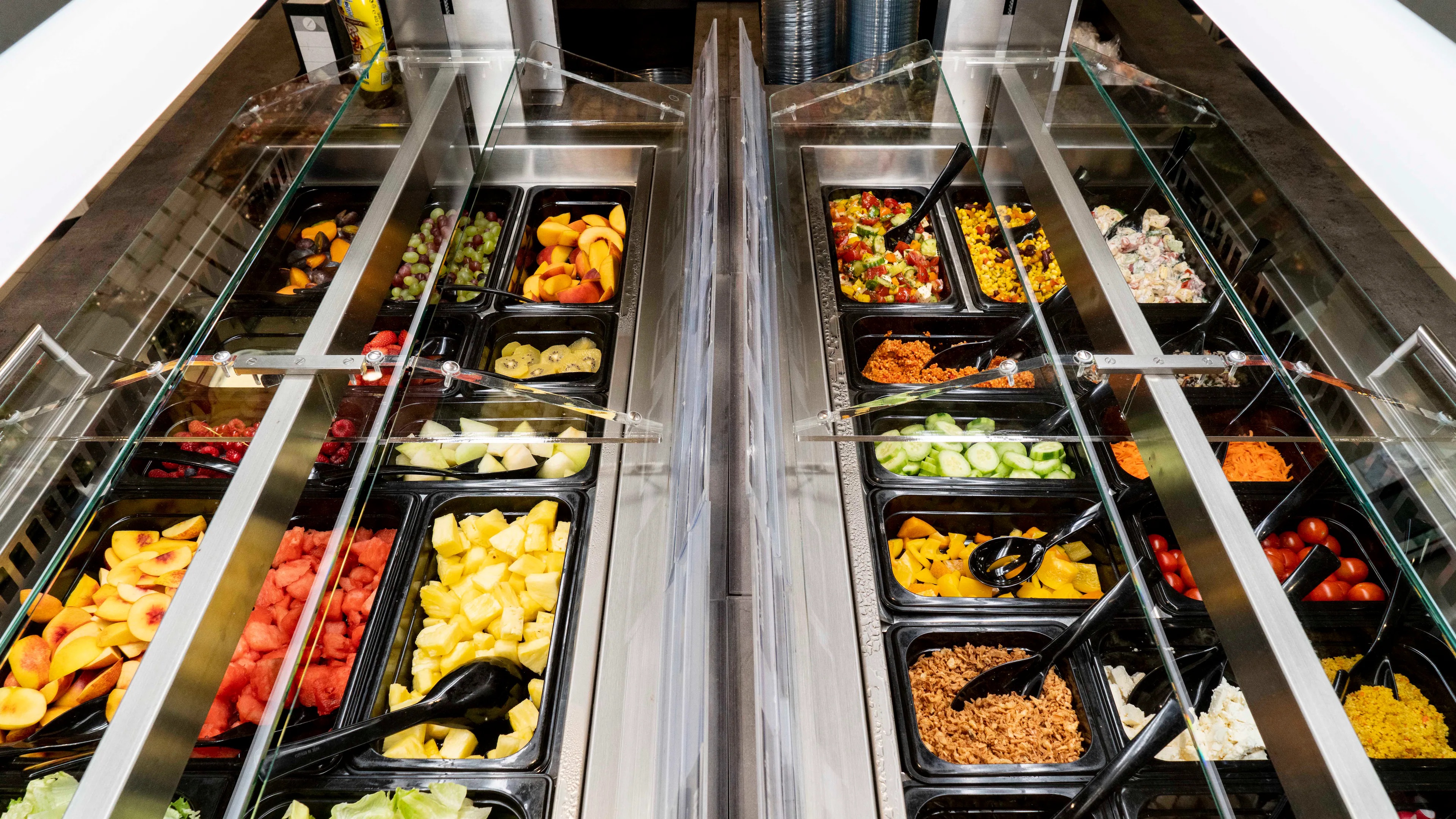 Die Salatbar eines EDEKA-Marktes.