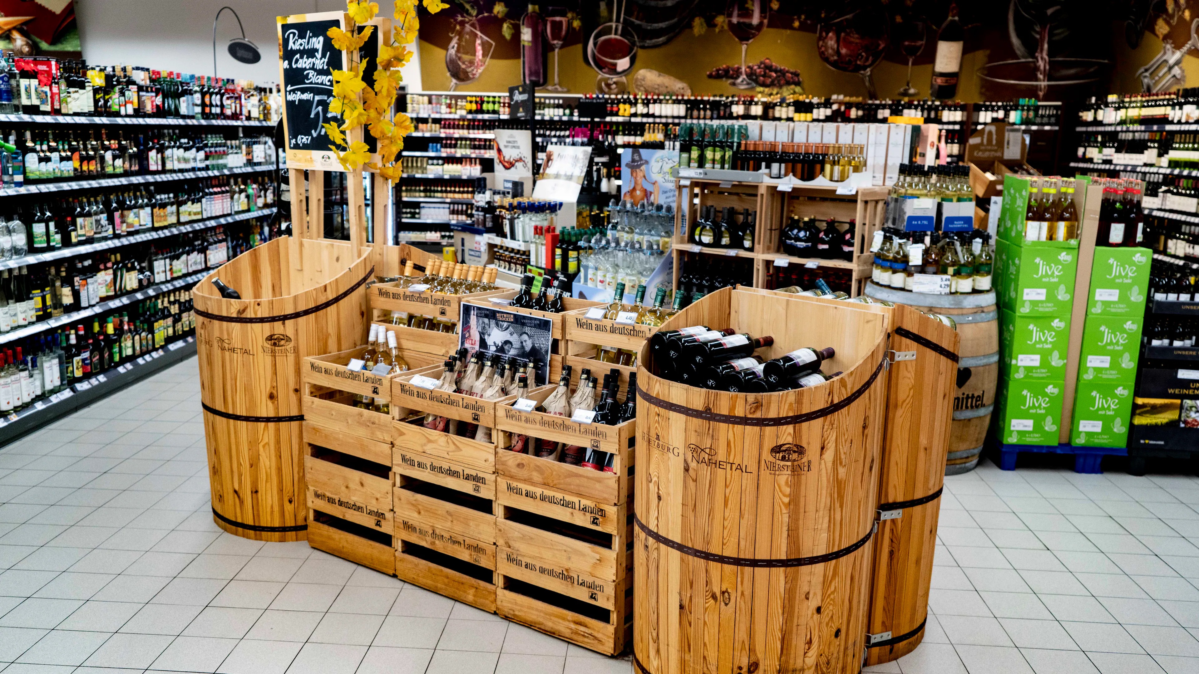 Die Spirituosenabteilung eines EDEKA-Marktes.