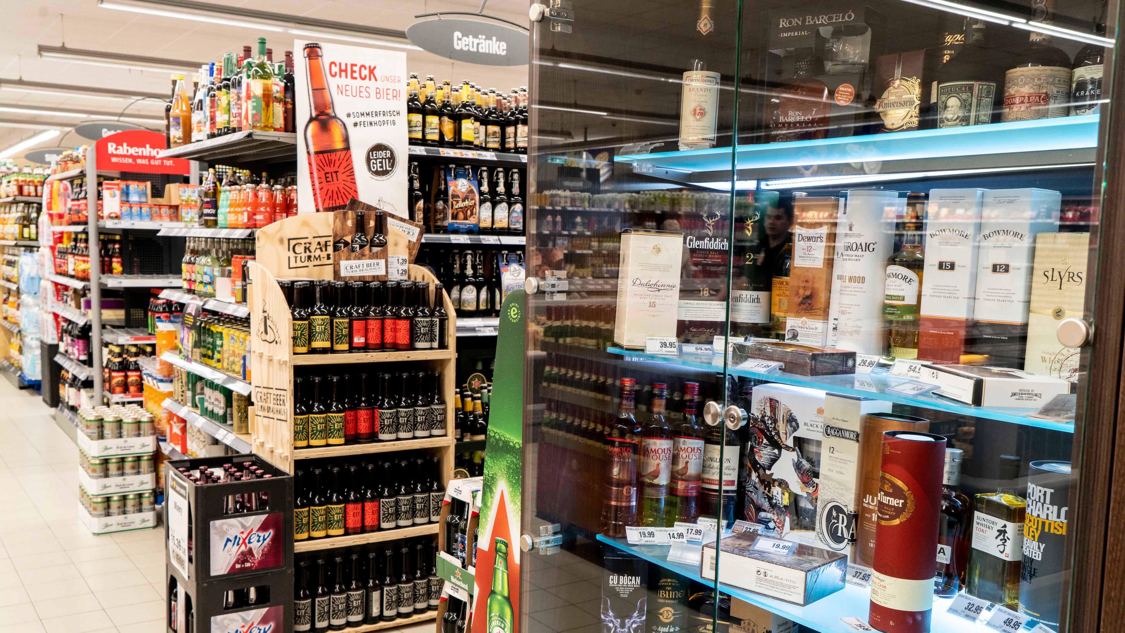 Eine Vitrine mit Spirituosen.