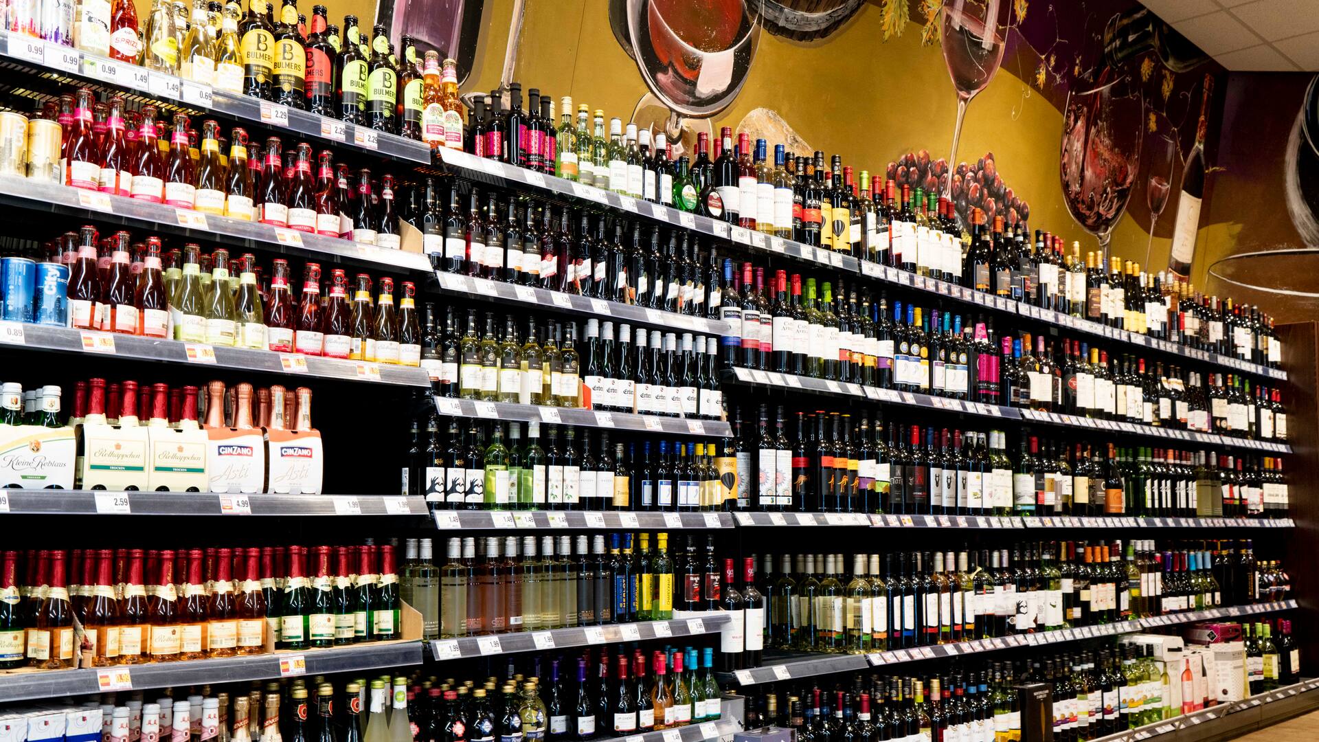 Die Weinabteilung eines EDEKA-Marktes.