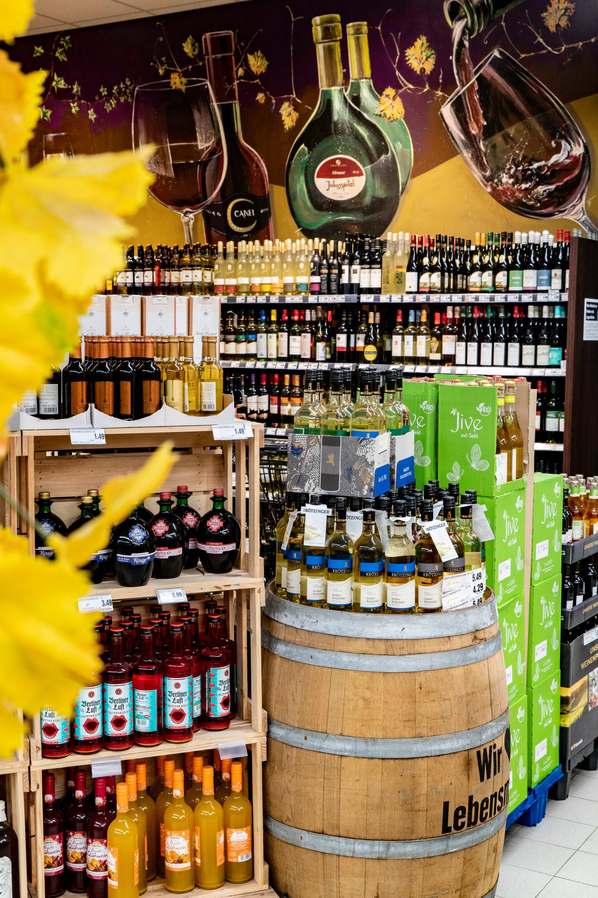 Ein Ausschnitt der Weinabteilung eines EDEKA-Marktes.