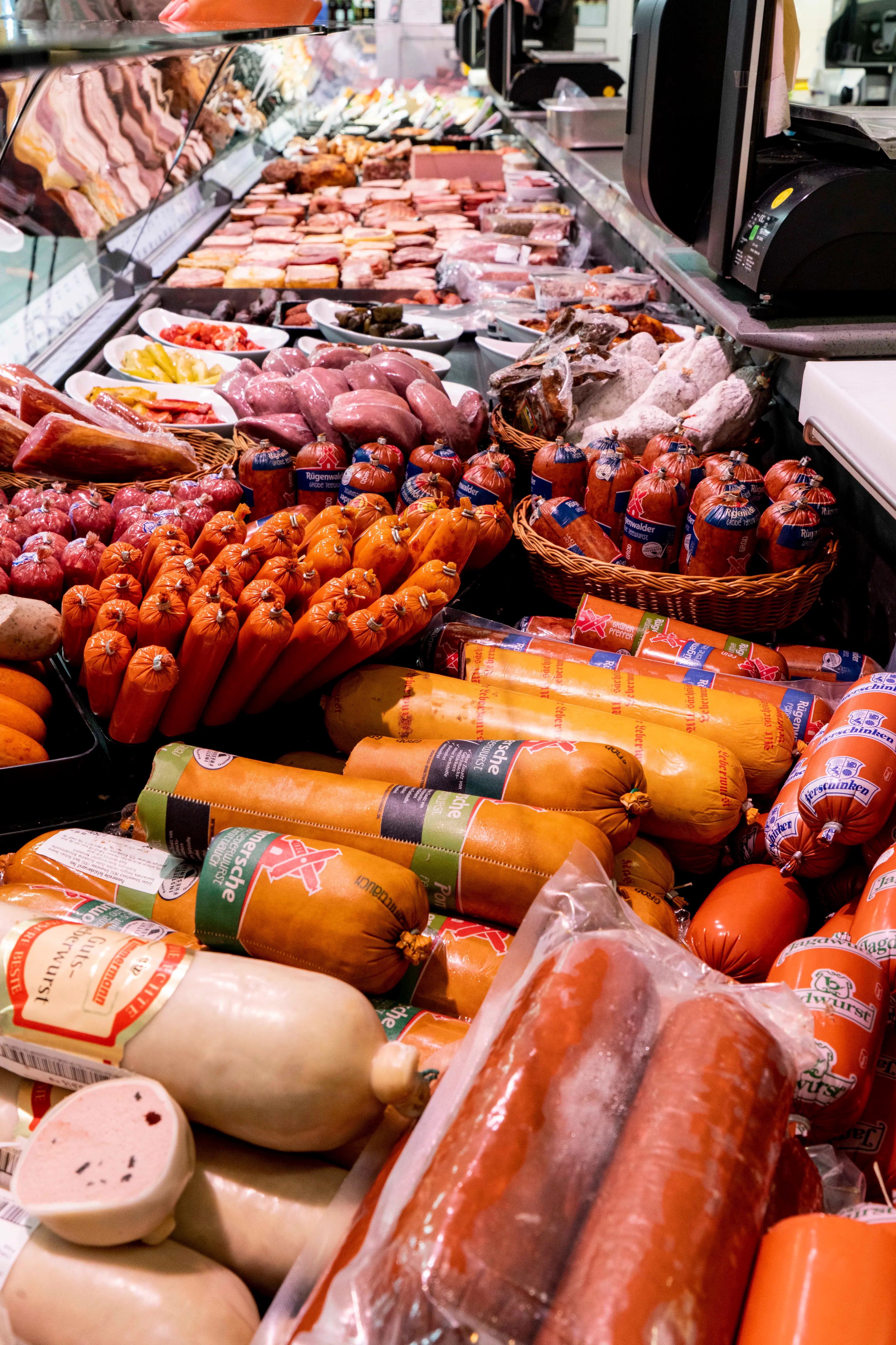 Die Wurst- und Fleischauslage einer Bedientheke eines EDEKA-Marktes.