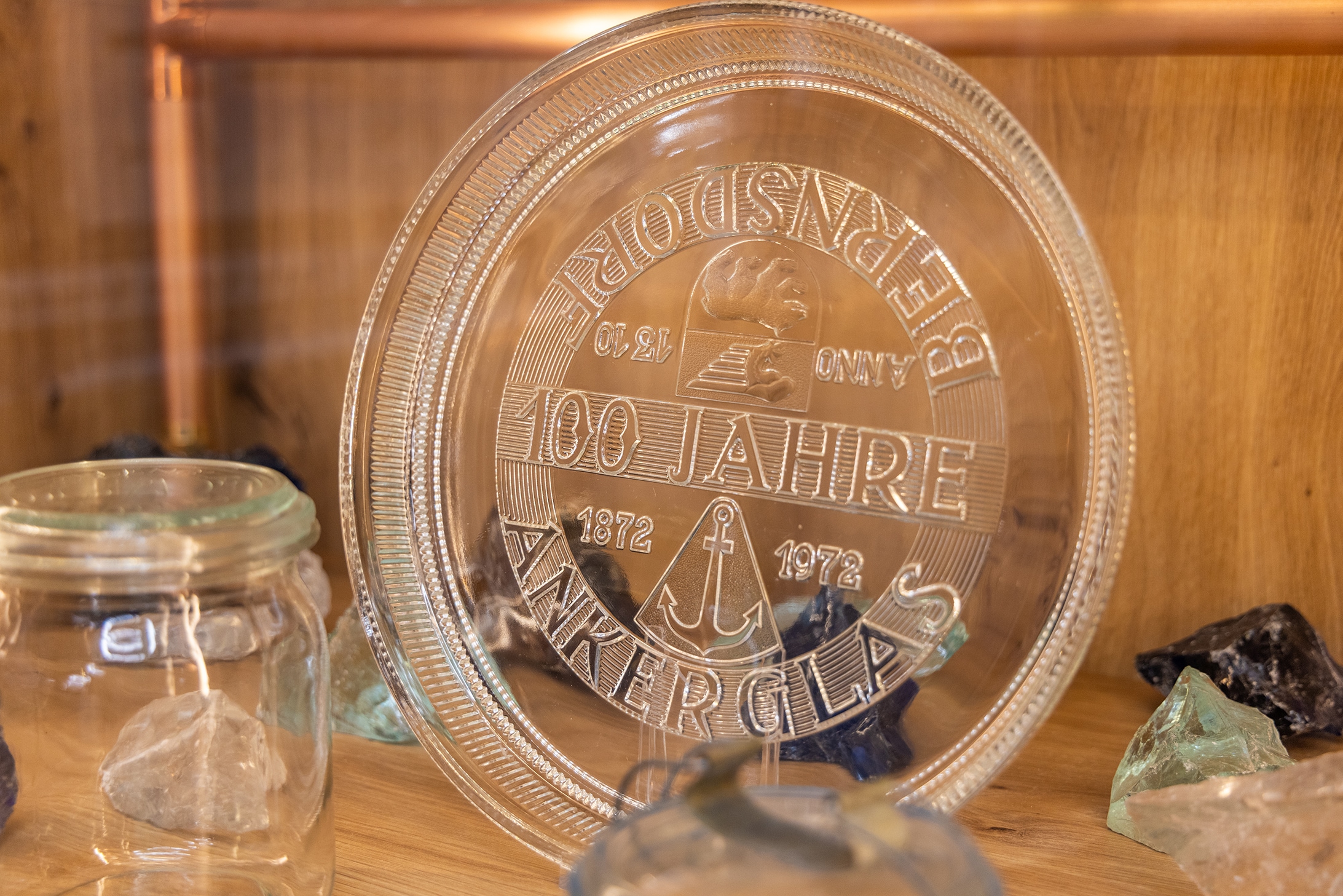 Eine Glasscheibe mit "100 Jahre Bernsdorf" eingraviert von Ankerglas.