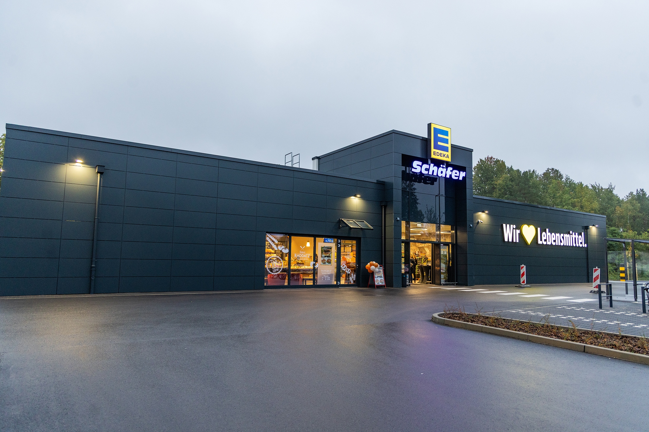 Außenansicht des Marktes EDEKA Schäfer in Bernsdorf.
