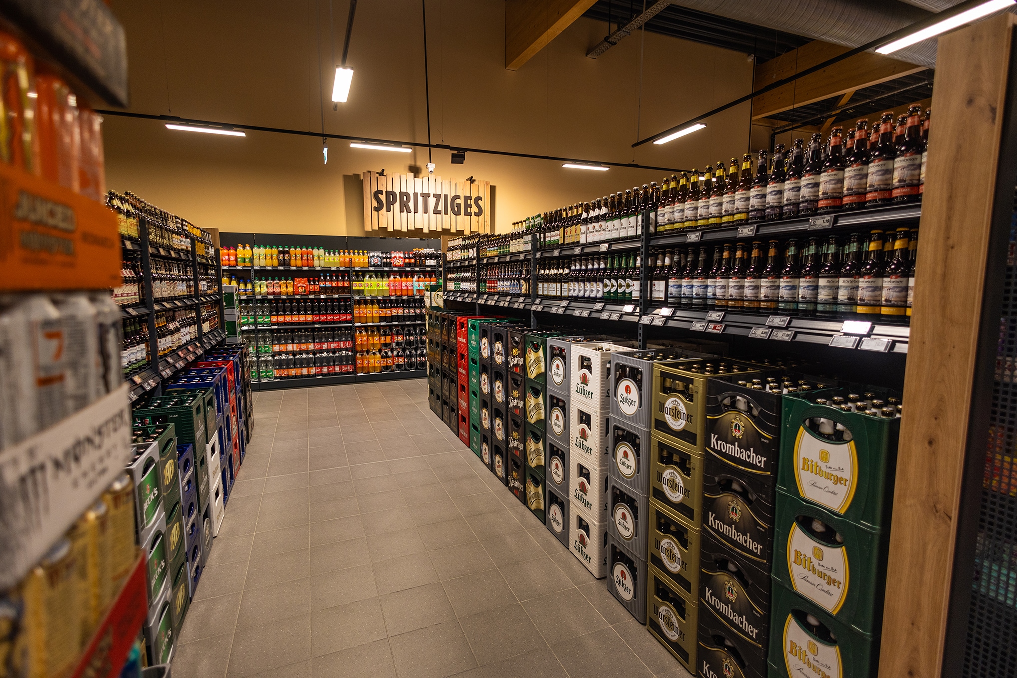 Blick in die Gänge der Getränkeabteilung, zu sehen ist Bier & Softdrinks.