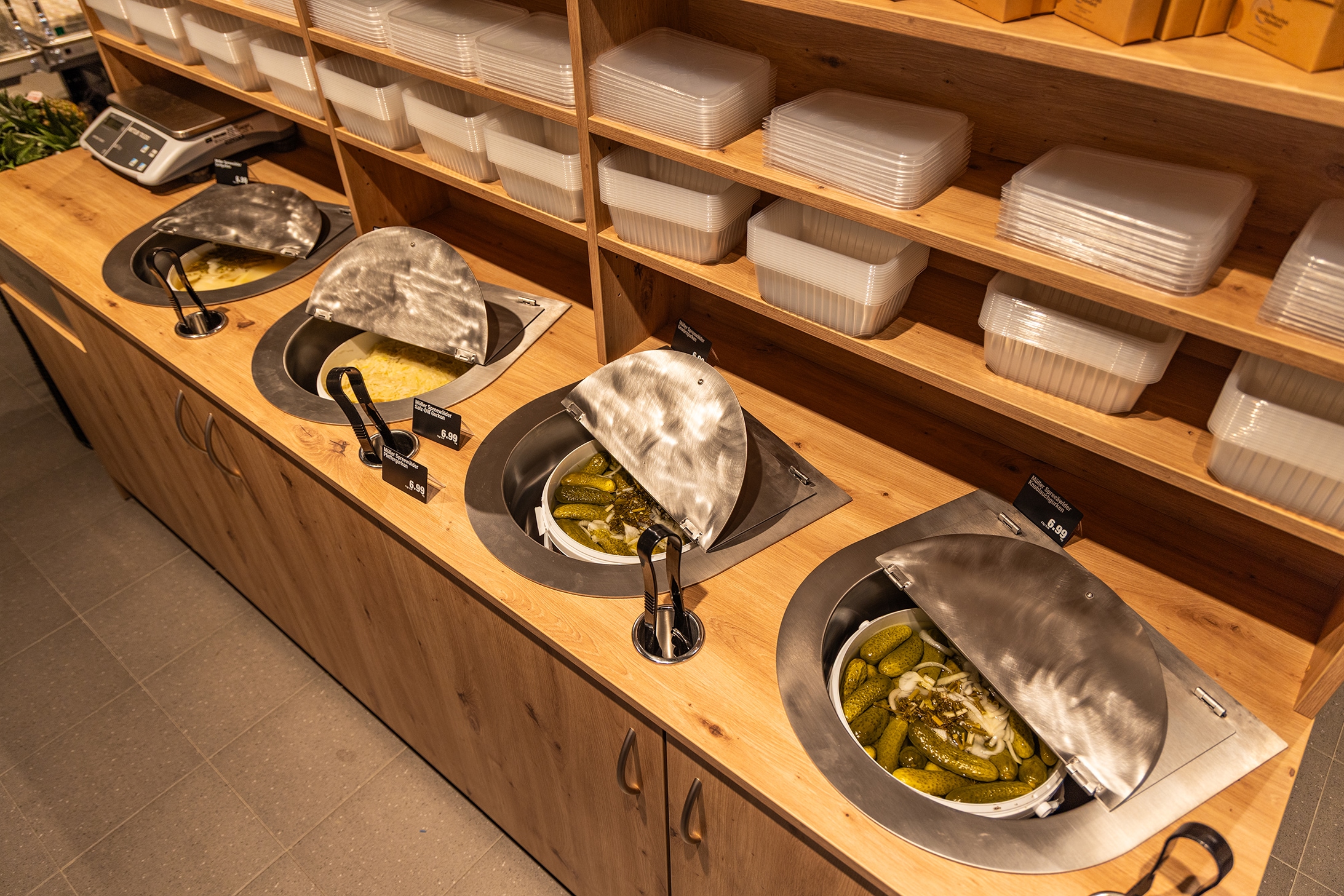 Vier Behältnisse zum herausschöpfen von Gewürzgurken und Kraut.