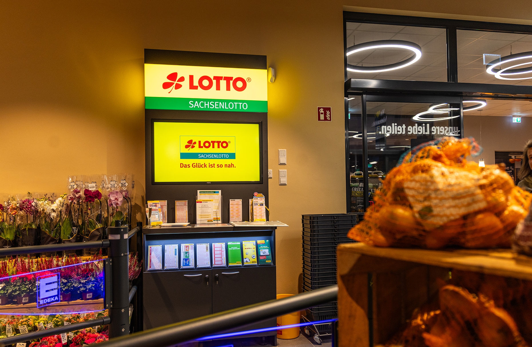 Die Theke für Lotto Totto im Eingangsbereich.