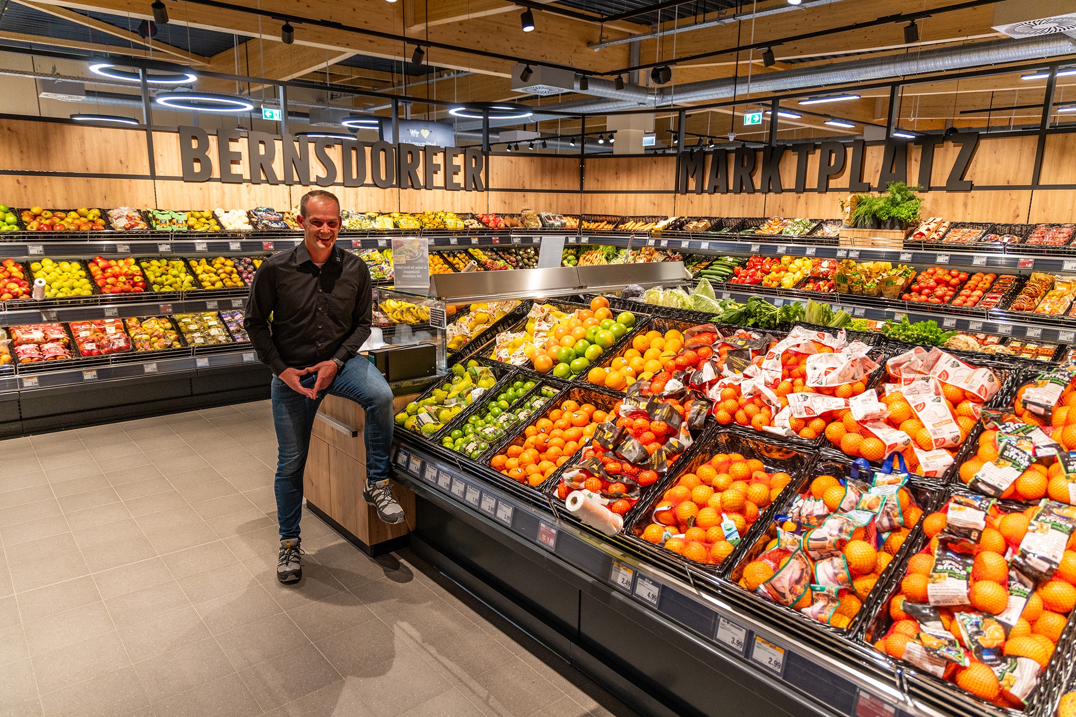 Der Marktinhaber in der Obst- und Gemüseabteilung.
