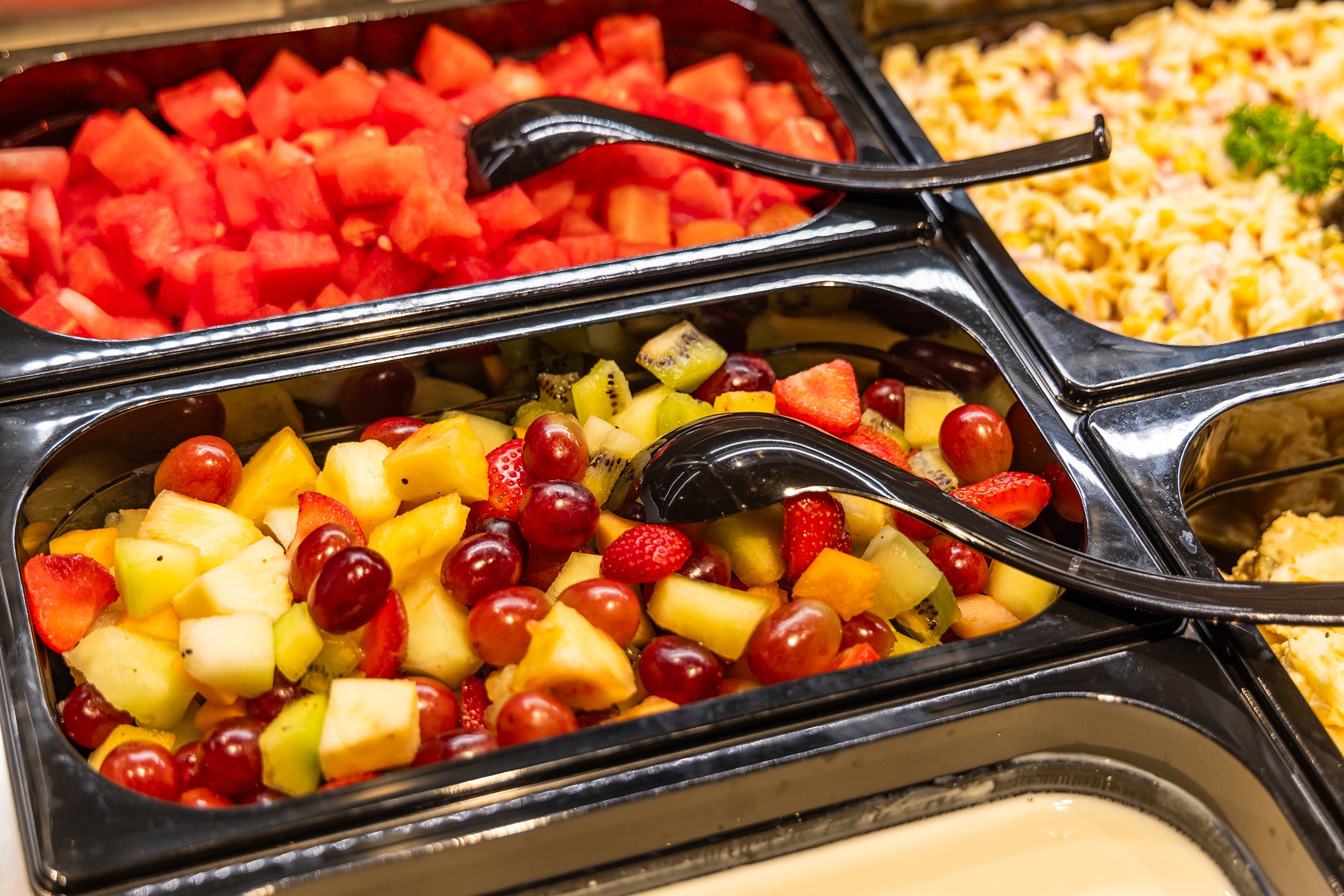 Geschnittenes Obst in der Salatbar.