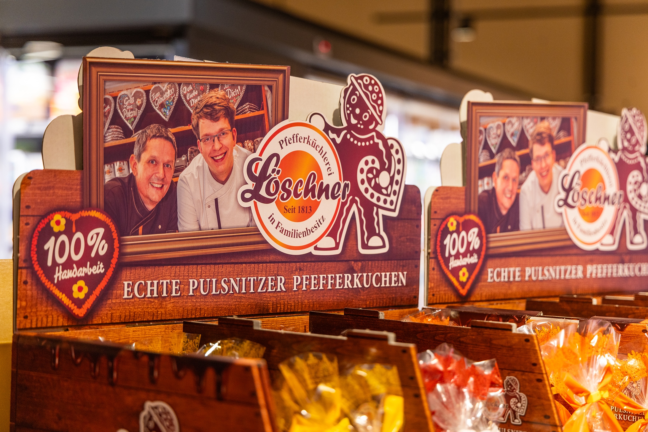 Regalaufsteller von der regionalen Firma Löschner und deren pulsnitzer Pfefferkuchen.