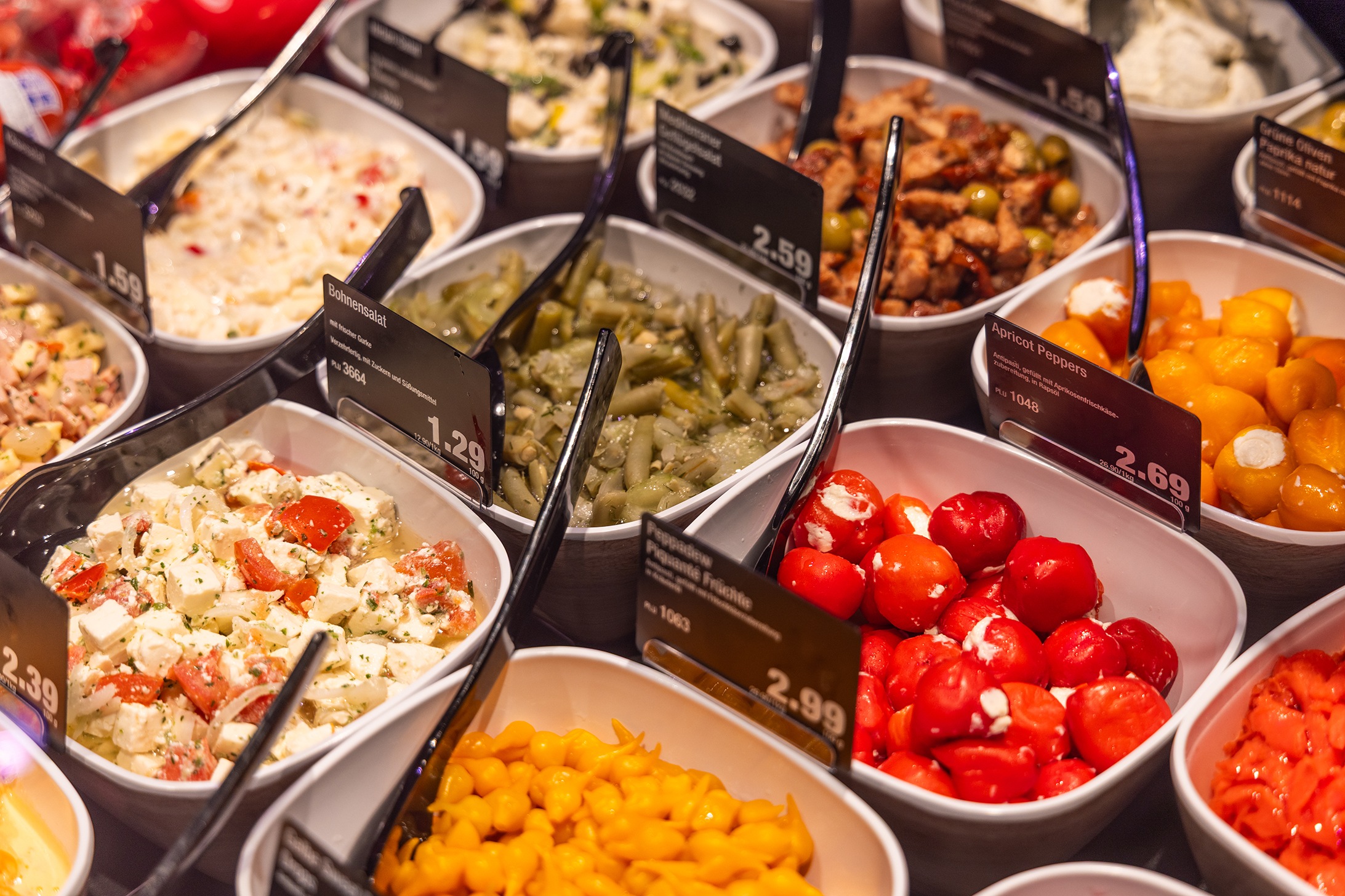 In der Frischetheke verschiedene Schalen mit frischen Salatvariationen.