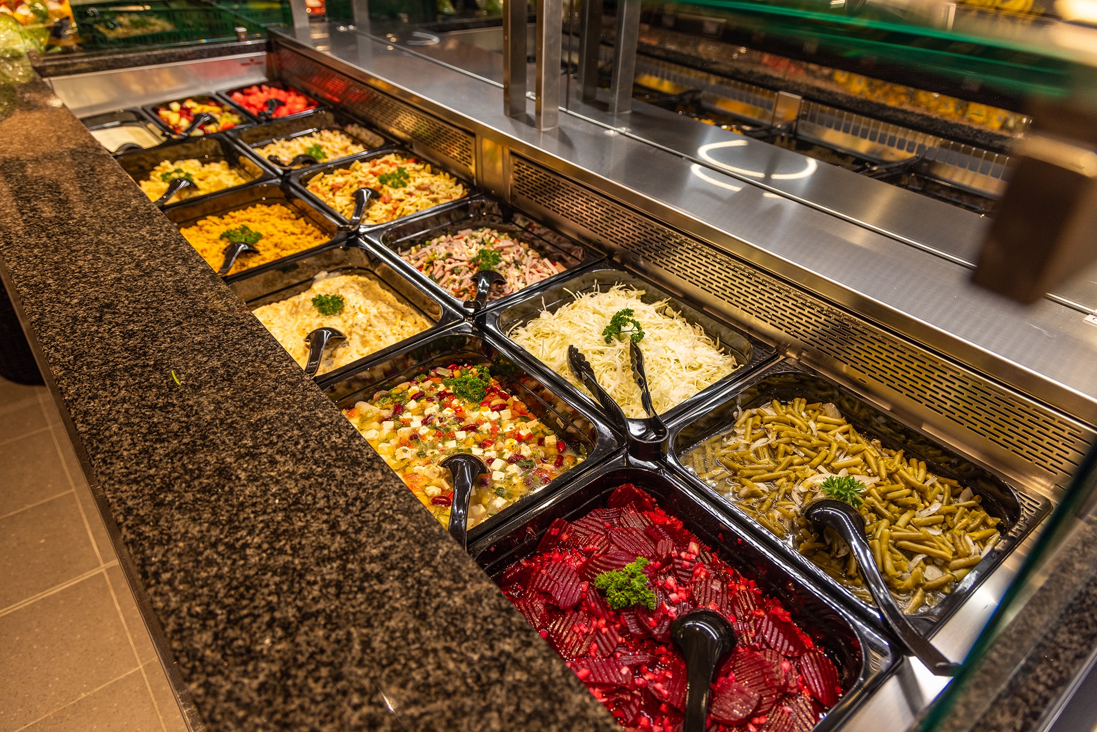 Die Salatbar mit vielen Salatvariationen zur Selbstbedienung.