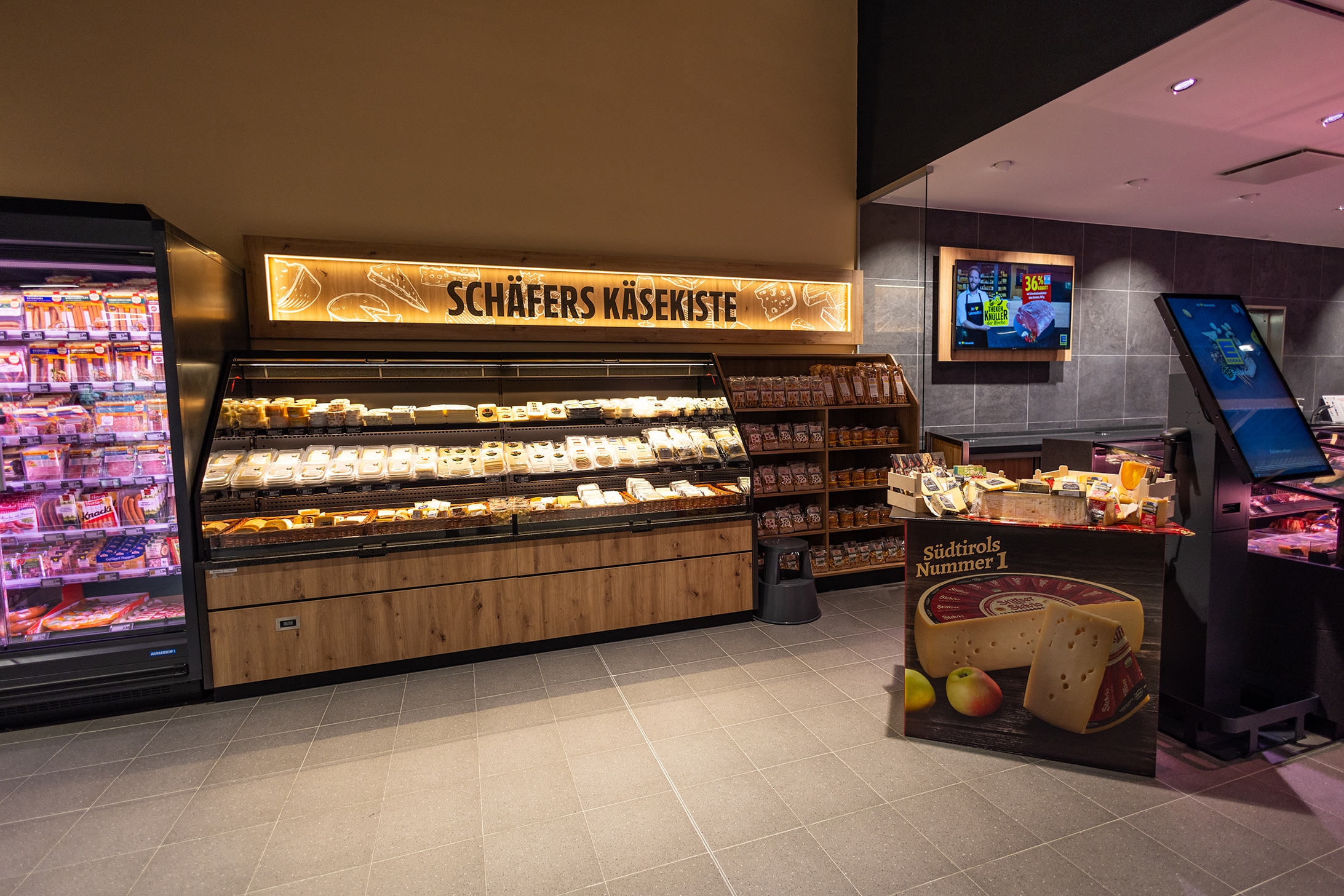 Eine Theke in Selbstbedienung mit verschiedene Käsesorten.