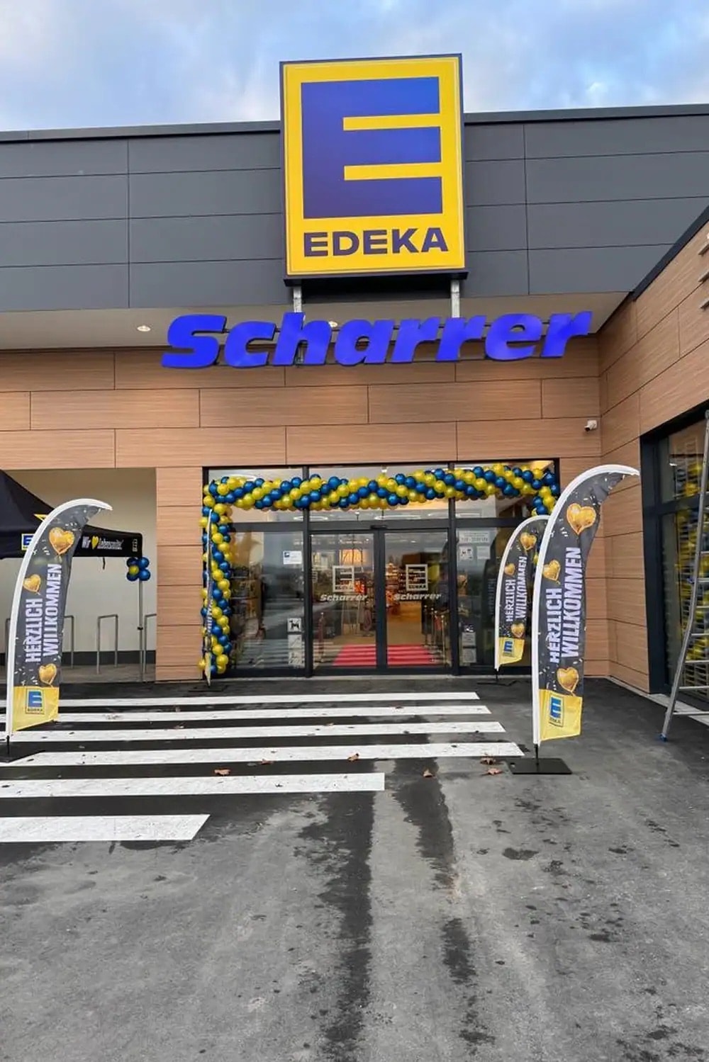 Der Eingangsbereich eines EDEKA-Marktes in der Außenansicht.