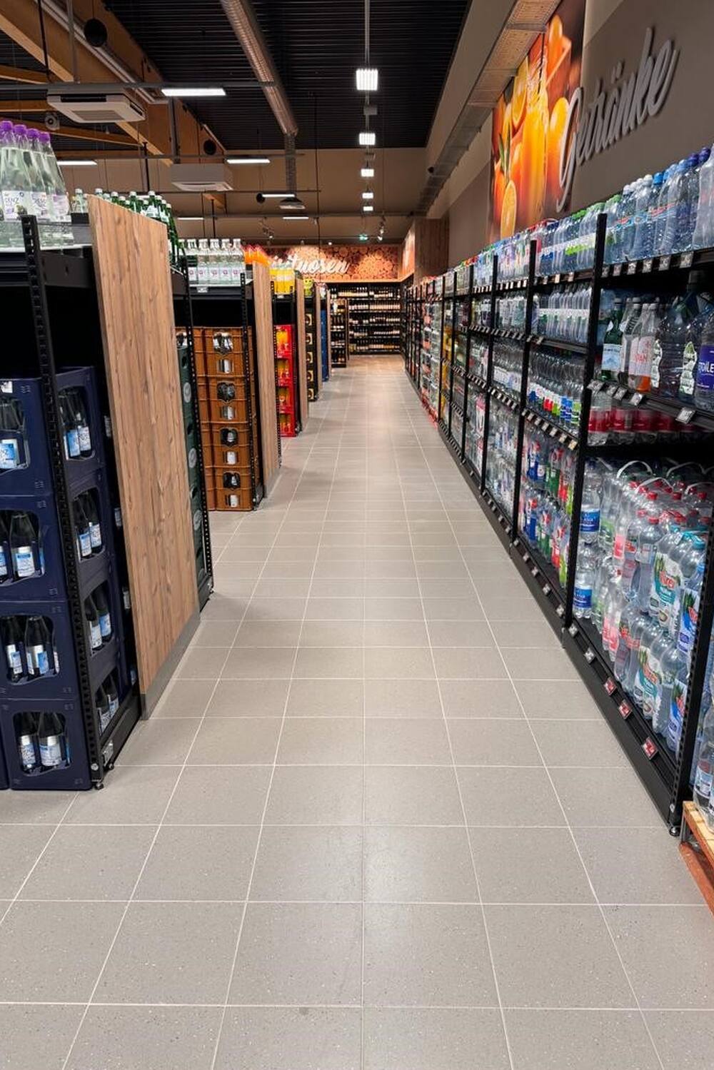 Ein Gang in der Getränkeabteilung eines EDEKA-Marktes.