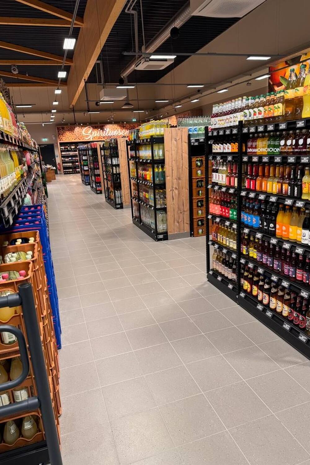 Regalreihen in der Getränkeabteilung eines EDEKA-Marktes.