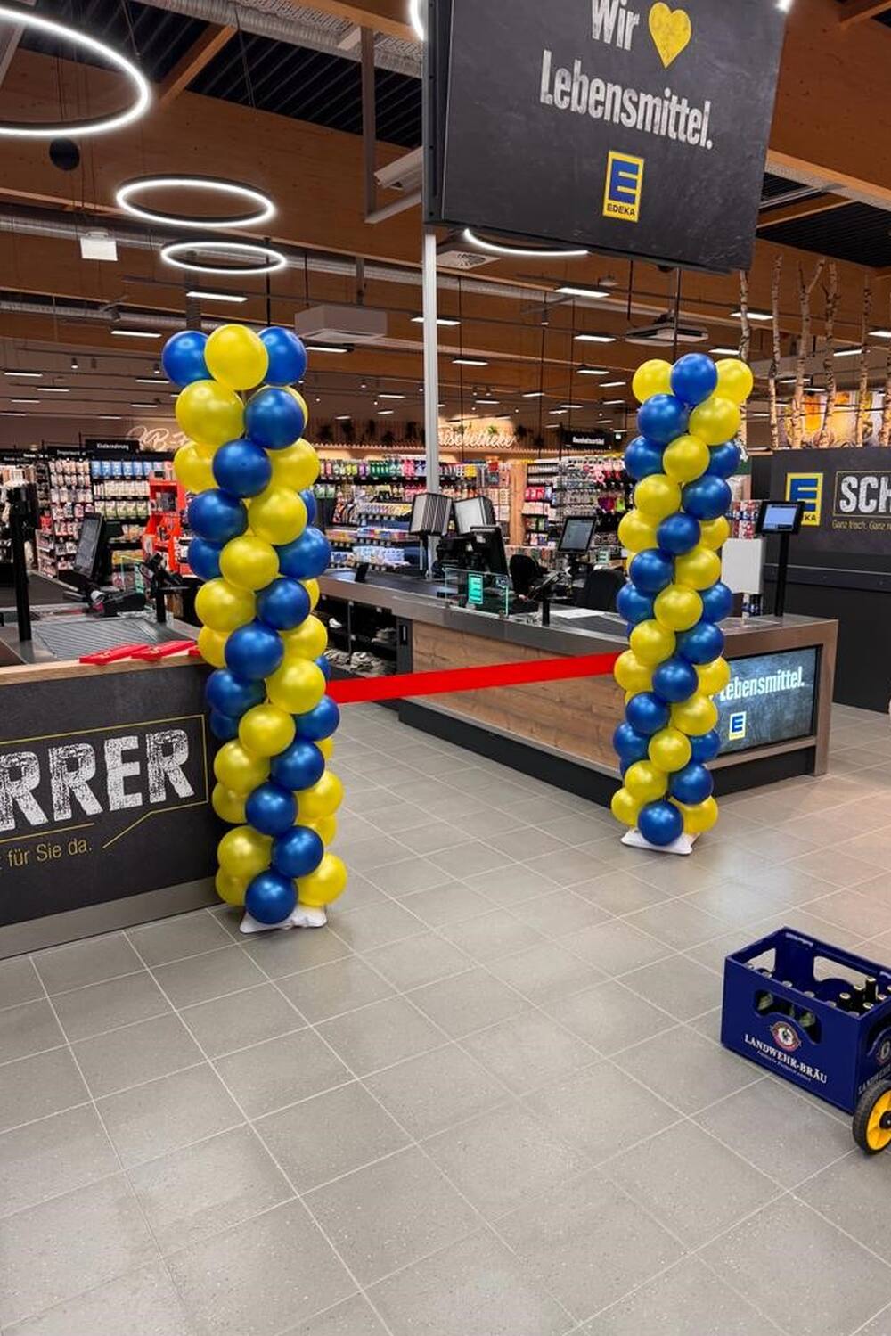 Der Kassenbereich eines EDEKA-Marktes.