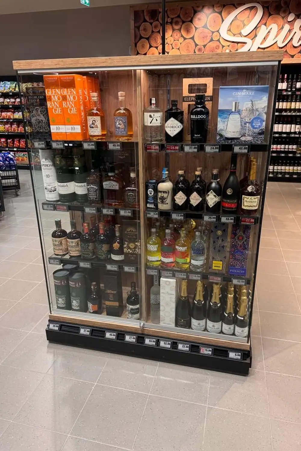 Eine Vitrine mit Spirituosen.