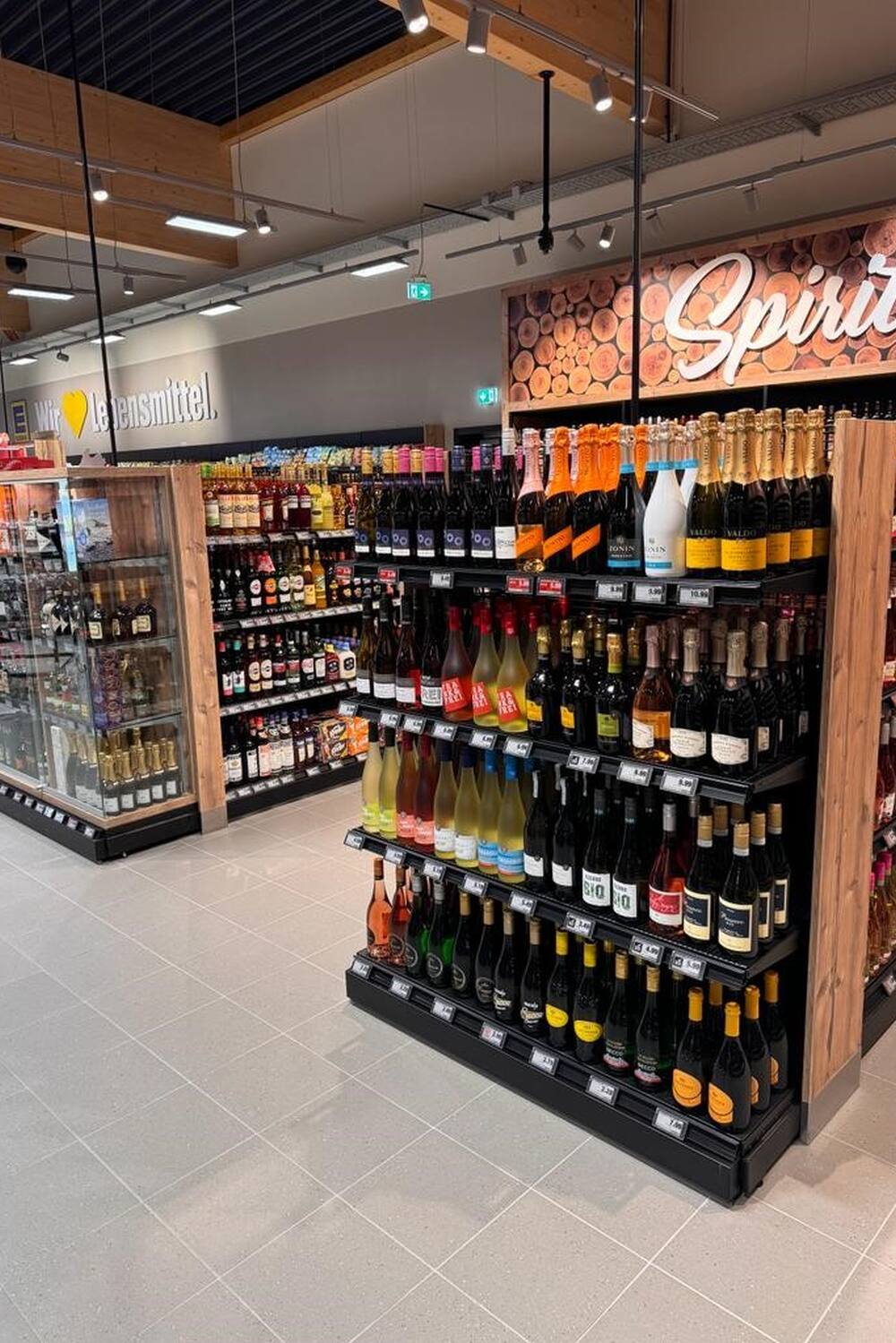 Ein Regal in der Spirituosenabteilung eines EDEKA-Marktes.