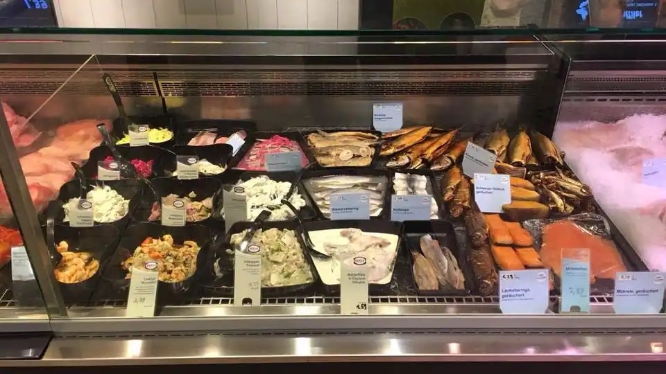 Die Fischtheke in einem Lebensmittelmarkt.