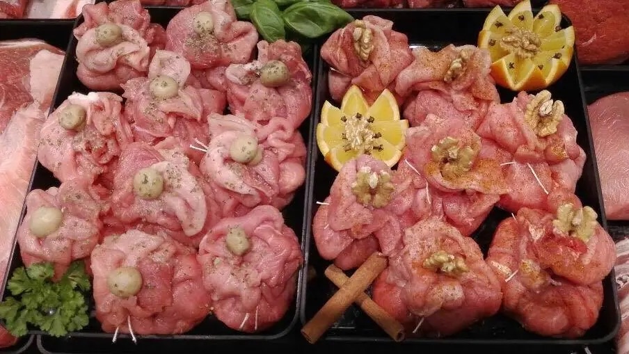 Fleischprodukte in der Auslage einer Fleischtheke.